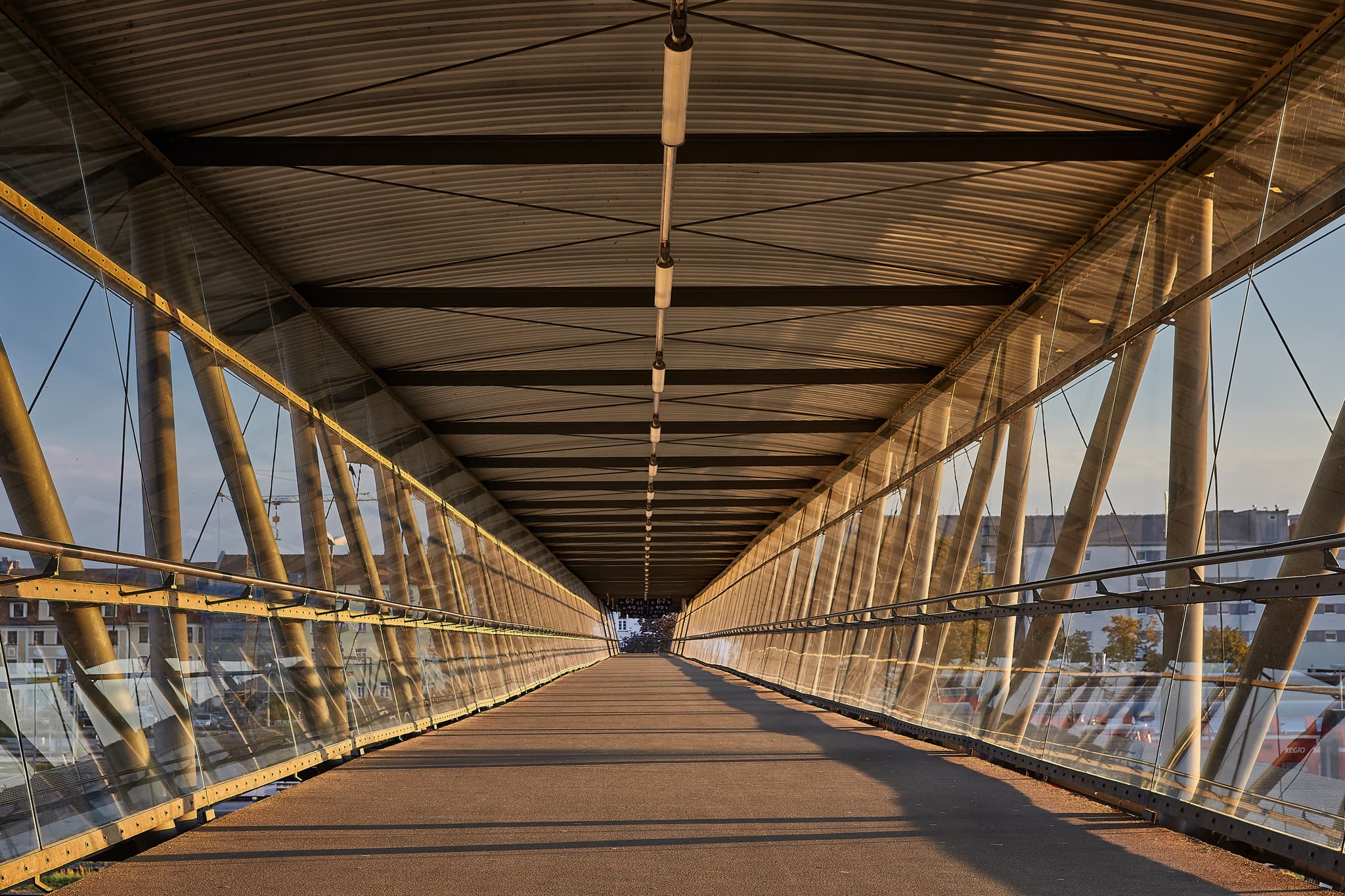 Fußgängerbrücke vom Parkhaus zum Bahnhof Mühldorf am Inn - Fußgängerbrücke am Bahnhof Mühldorf, Landkreis Mühldorf am Inn, Oberbayern, Deutschland. Dieses Brückenbauwerk verbindet die Bahnhofsbereiche.