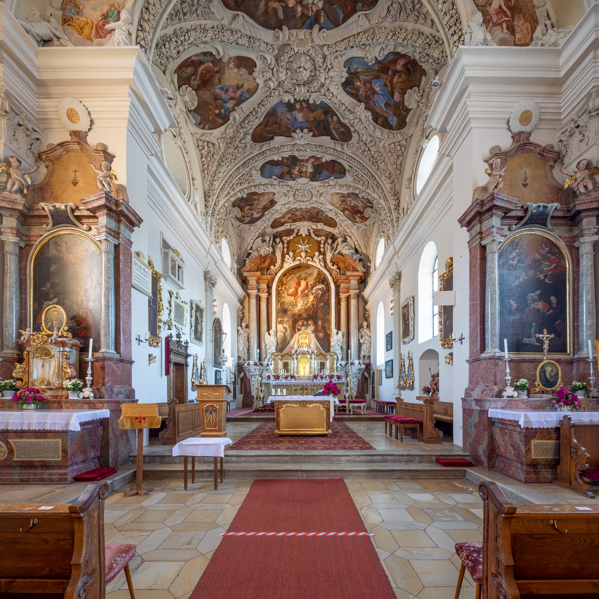 Gartlberg, Pfarrkirchen, Rottal-Inn, Niederbayern - Barocke Wallfahrtskirche Gartlberg, Pfarrkirchen, Rottal-Inn, Niederbayern. Innenansicht mit prunkvollen Altären und Deckenfresken.
