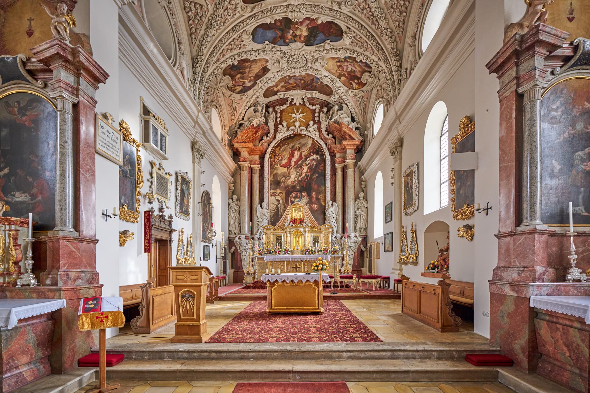 Gartlberg Wallfahrtskirche, Altar, Pfarrkirchen, Rottal-Inn - Innenansichtmit Altar der Gartlberg Wallfahrtskirche in Pfarrkirchen, Rottal-Inn, Niederbayern, Deutschland.Kunstvolle Ausstattung, Gewölbe und Holzbänke.