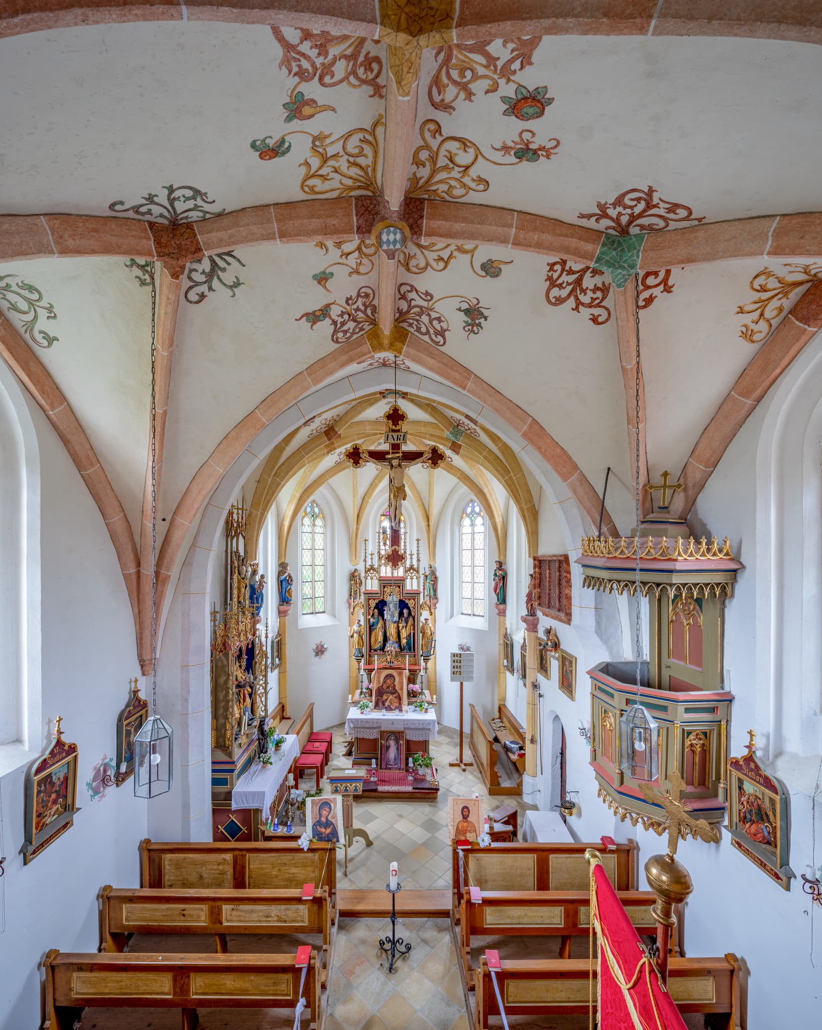 Gasthof zur Post, Kirchweidach, Oberbayern: Hotel, Gasthaus - Die Filialkirche Maria Unbefleckte Empfängnis in Neukirchen an der Alz, Landkreis Altötting, Oberbayern, besticht durch ihre Inneneinrichtung.
