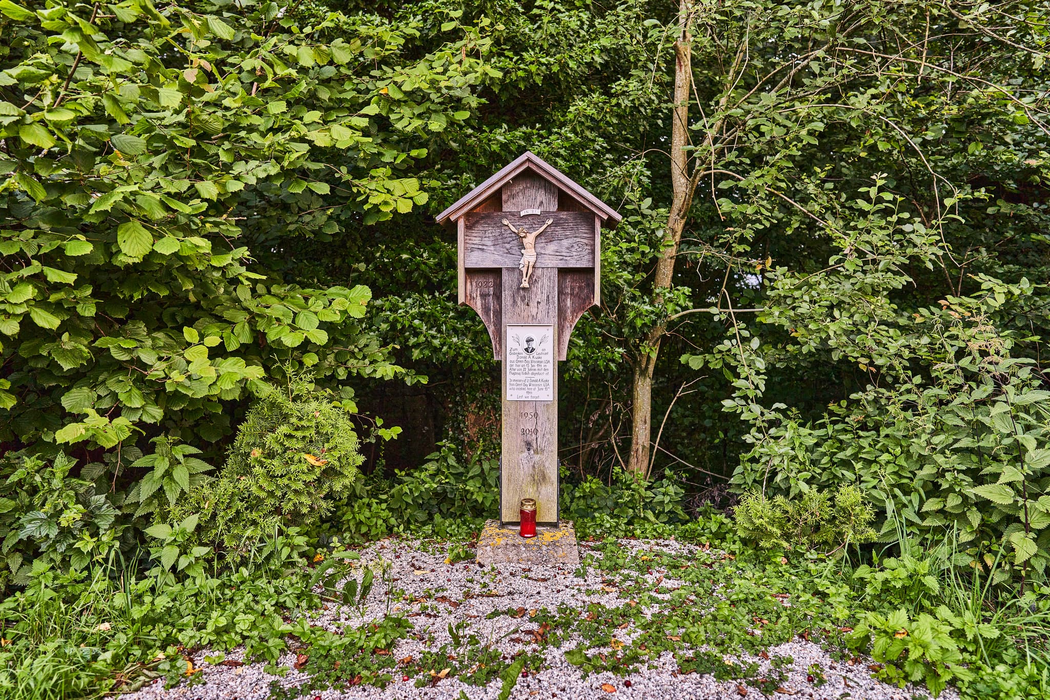 Gedenkkreuz Donald A. Kuske, Ehrnsberg, Reischach, Altötting - Ein Gedenkkreuz für Donald A. Kuske in Ehrnsberg, Landkreis Altötting, Oberbayern, Region Inn-Salzach, Deutschland. Es befindet sich in einem Waldstück.