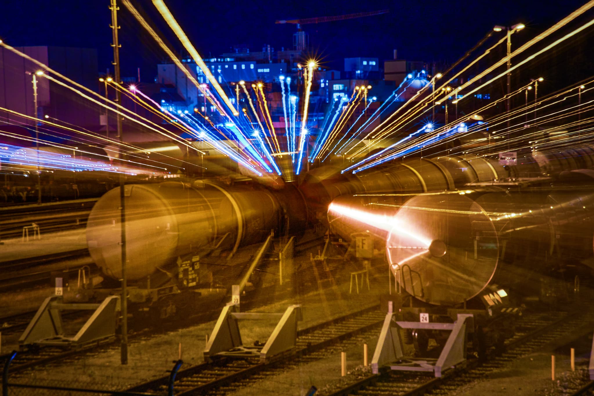 Gefahrgut Wacker Güterbahnhof Altötting Oberbayern - Nachtaufnahme von Tankwagen auf Gleisen des Wacker Güterbahnhofs in Burghausen. Landkreis Altötting, Oberbayern, Inn-Salzach, Deutschland.
