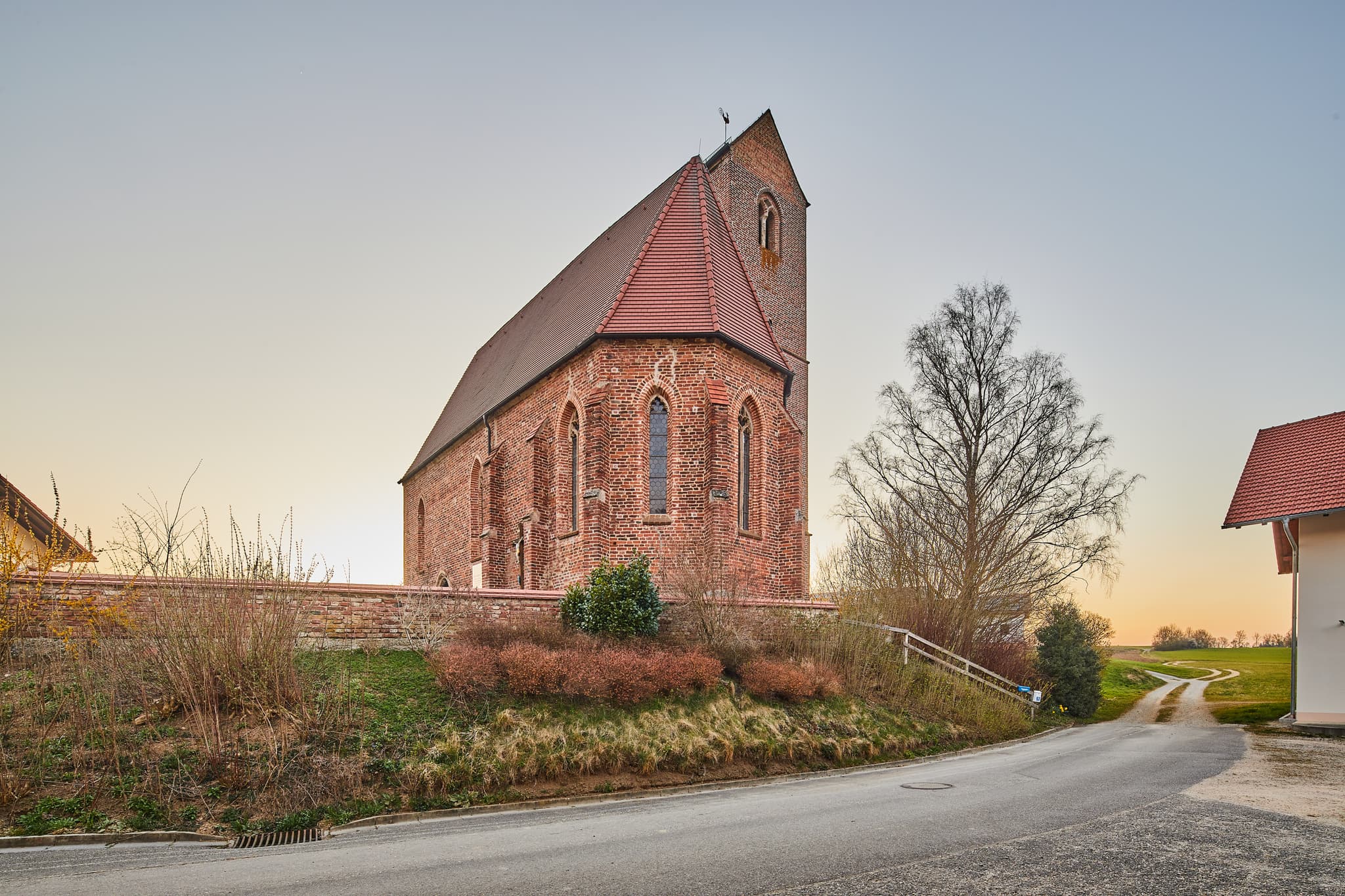 Gehersdorf Kirche Zeilarn, PAN, Niederbayern, Holzland - Gehersdorf Kirche in Zeilarn, Rottal-Inn, Niederbayern, Deutschland. Der Backstein-Bau steht in ländlicher Umgebung der Region Holzland. Ein Feldweg führt weg.