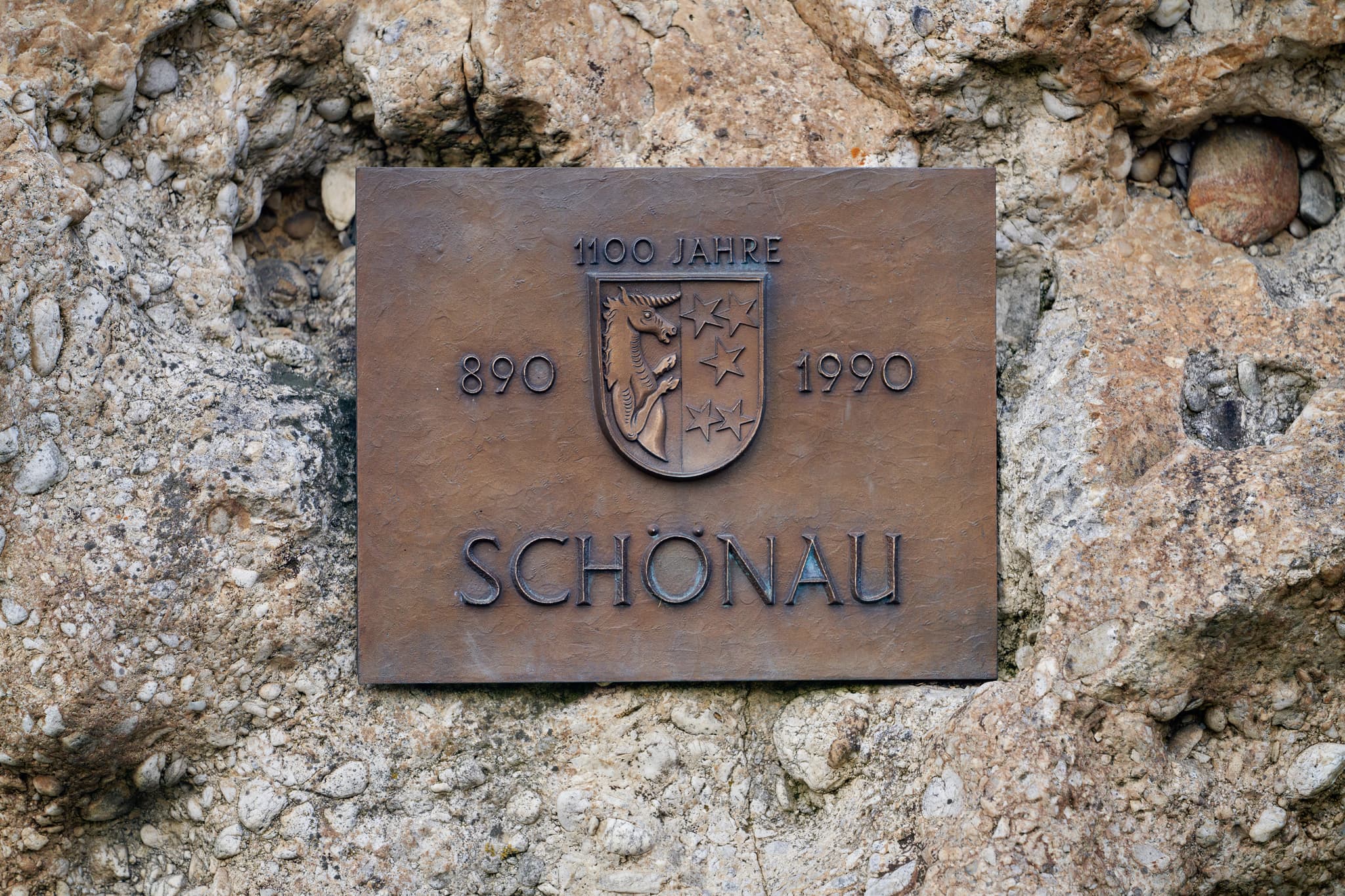 Gemeinde Stein Hörniweg, Rottal-Inn, Niederbayern - Gedenkplakette '1100 Jahre Schönau' (890-1990) auf Steinmauer. Motiv aus Gemeinde Stein Hörniweg, Schönau, Rottal-Inn, Niederbayern, Holzland, Deutschland.