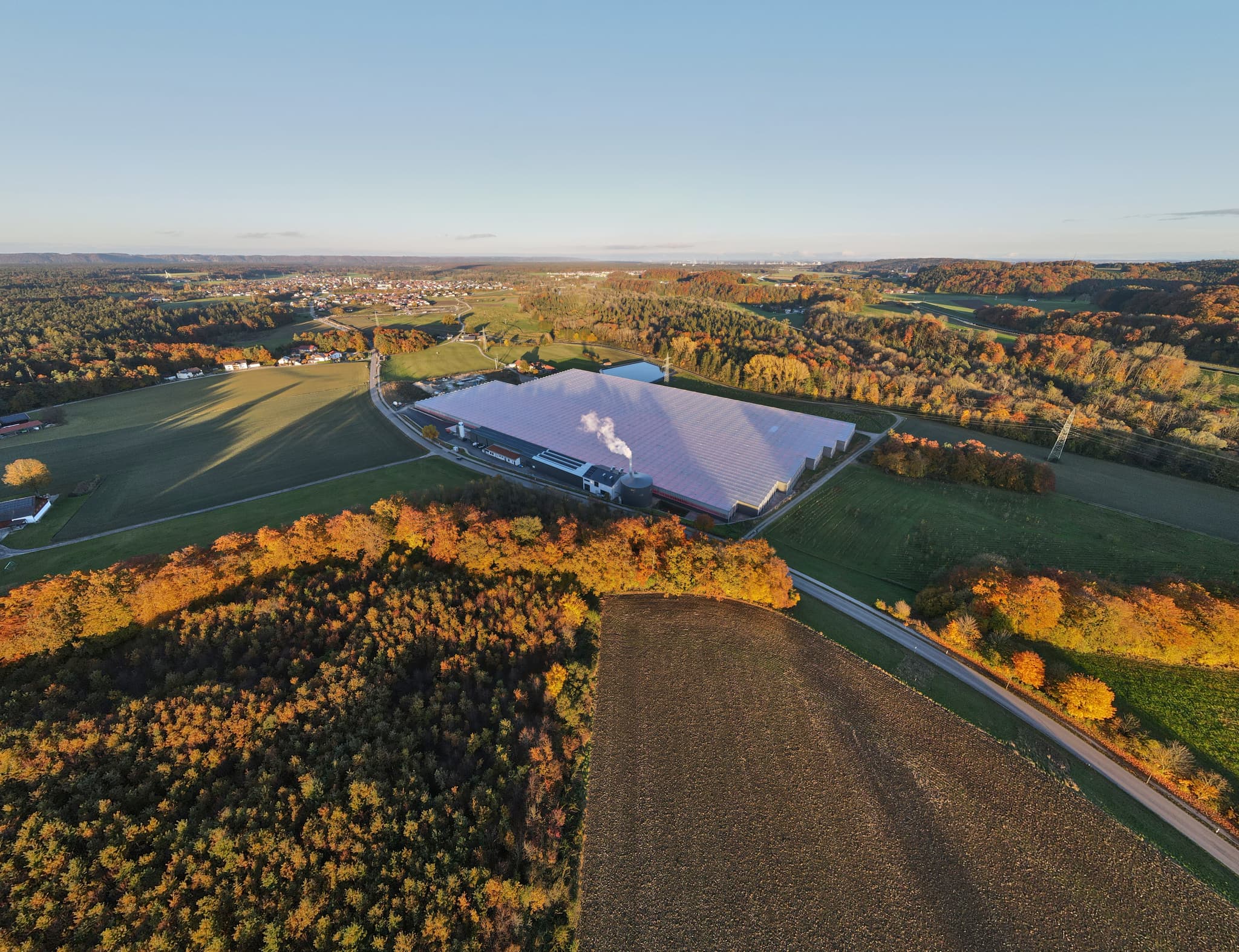 Gemüseanbau Steiner Luftbild, Bruck, Altötting, Oberbayern - LGemüseanbau Steiner in Bruck bei Emmerting, Landkreis Altötting, Oberbayern. Die Aufnahme zeigt die Anlage und die Landschaft der Region Inn-Salzach.