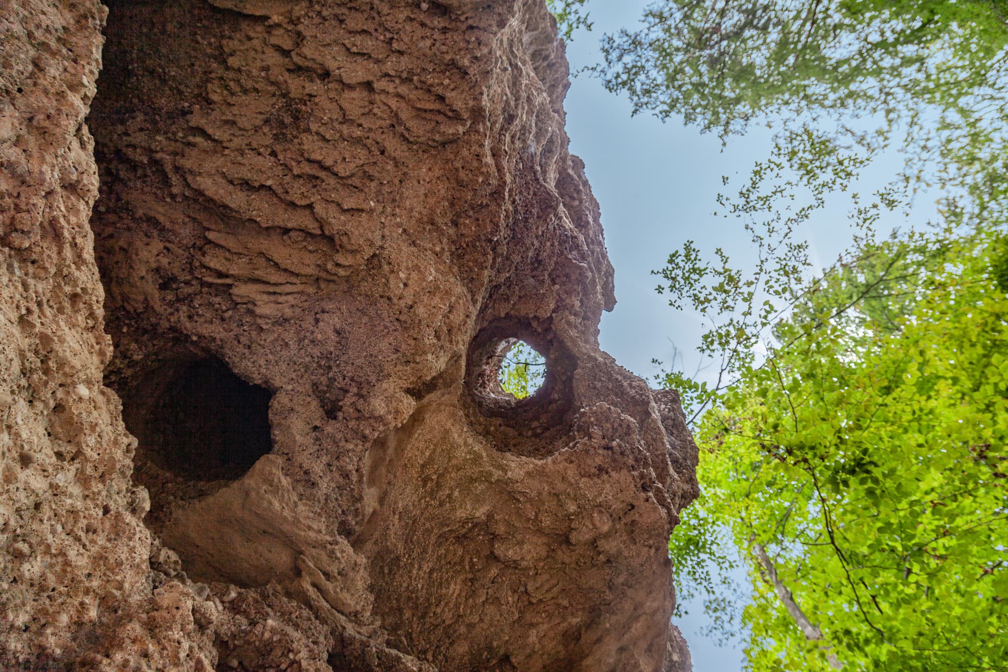 Geologische Orgeln von unten, Schroffen, Altötting - Geologische Formationen, sogenannte "Geologische Orgeln", in Oberschroffen, Gemeinde Unterneukirchen, Landkreis Altötting, Oberbayern, Inn-Salzach.