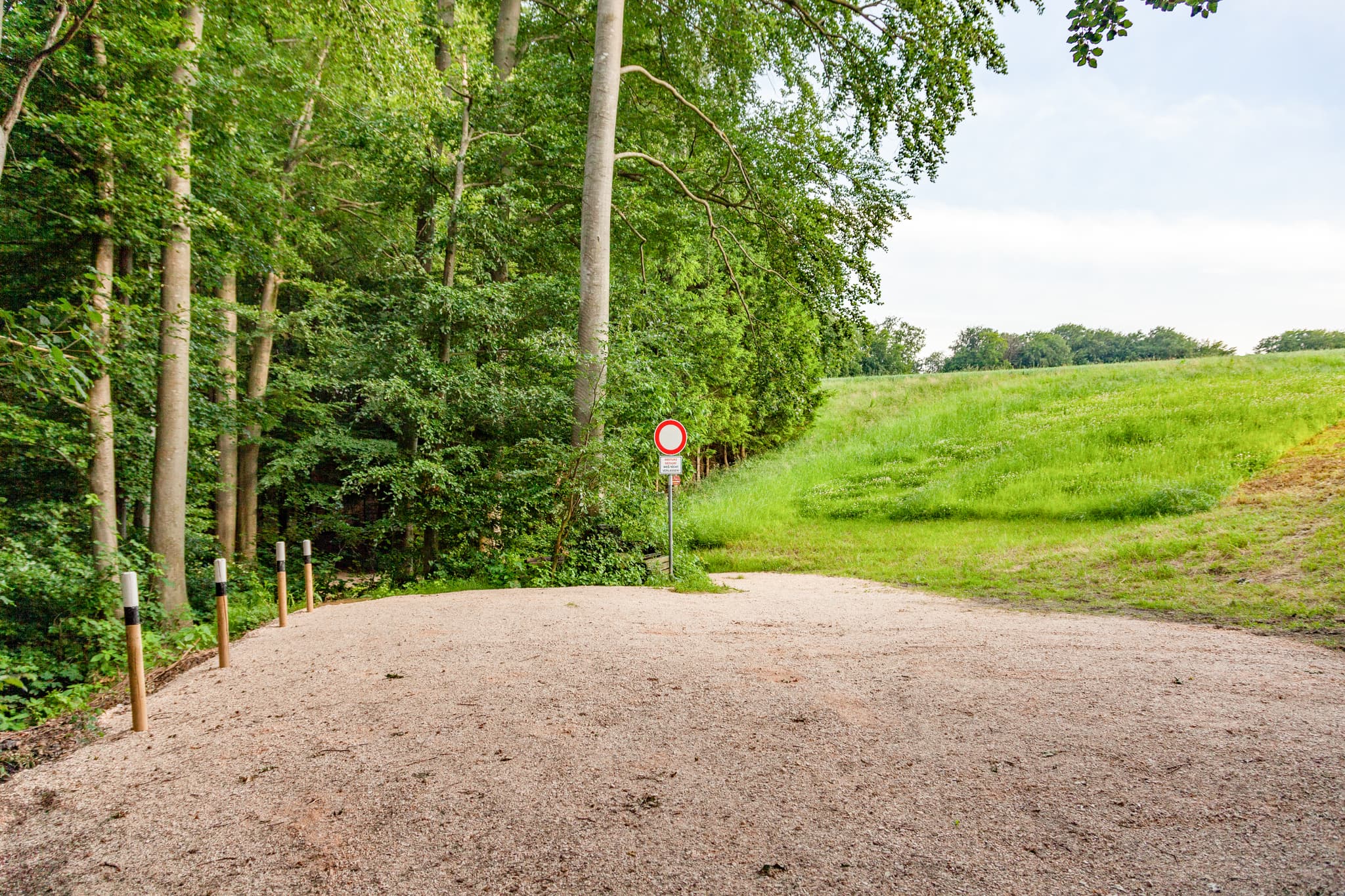 Geologische Orgeln Parkplatz Schroffen, Oberschroffen - Schotterparkplatz am Waldrand mit angrenzender Grünfläche in Oberschroffen, Unterneukirchen, Landkreis Altötting, Oberbayern, Region Inn-Salzach, Deutschland.