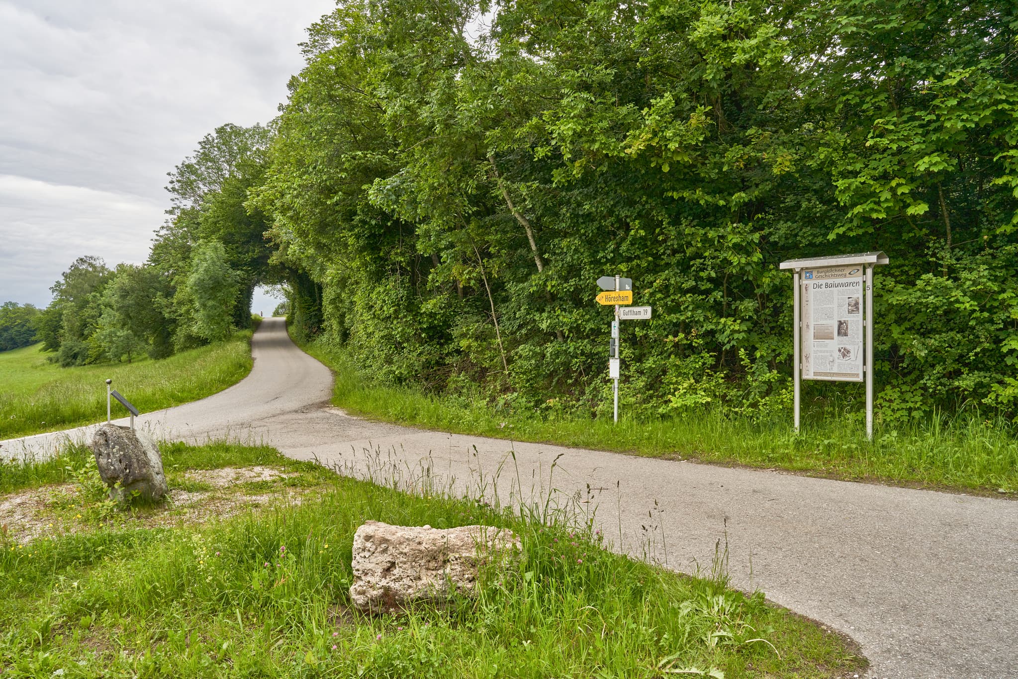 Geschichtsweg Planetenweg, Höresham-Gufflham, Oberbayern - Ländlicher Weg in Höresham-Gufflham, Burgkirchen, Altötting, Oberbayern. Geschichtsweg Planetenweg durch Natur der Inn-Salzach Region. Infotafel, Gabelung.