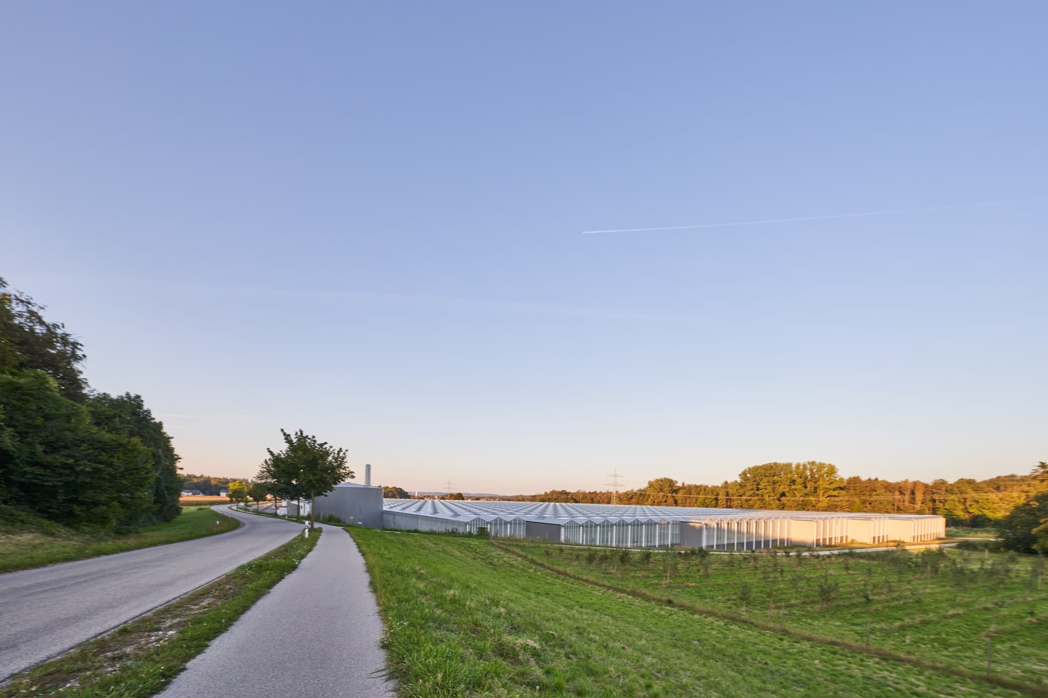 Gewächshaus in Emmerting, Landkreis Altötting, Oberbayern - Modernes Gewächshaus in Emmerting, Landkreis Altötting, Oberbayern, Deutschland, Region Inn-Salzach inmitten ländlicher Umgebung.