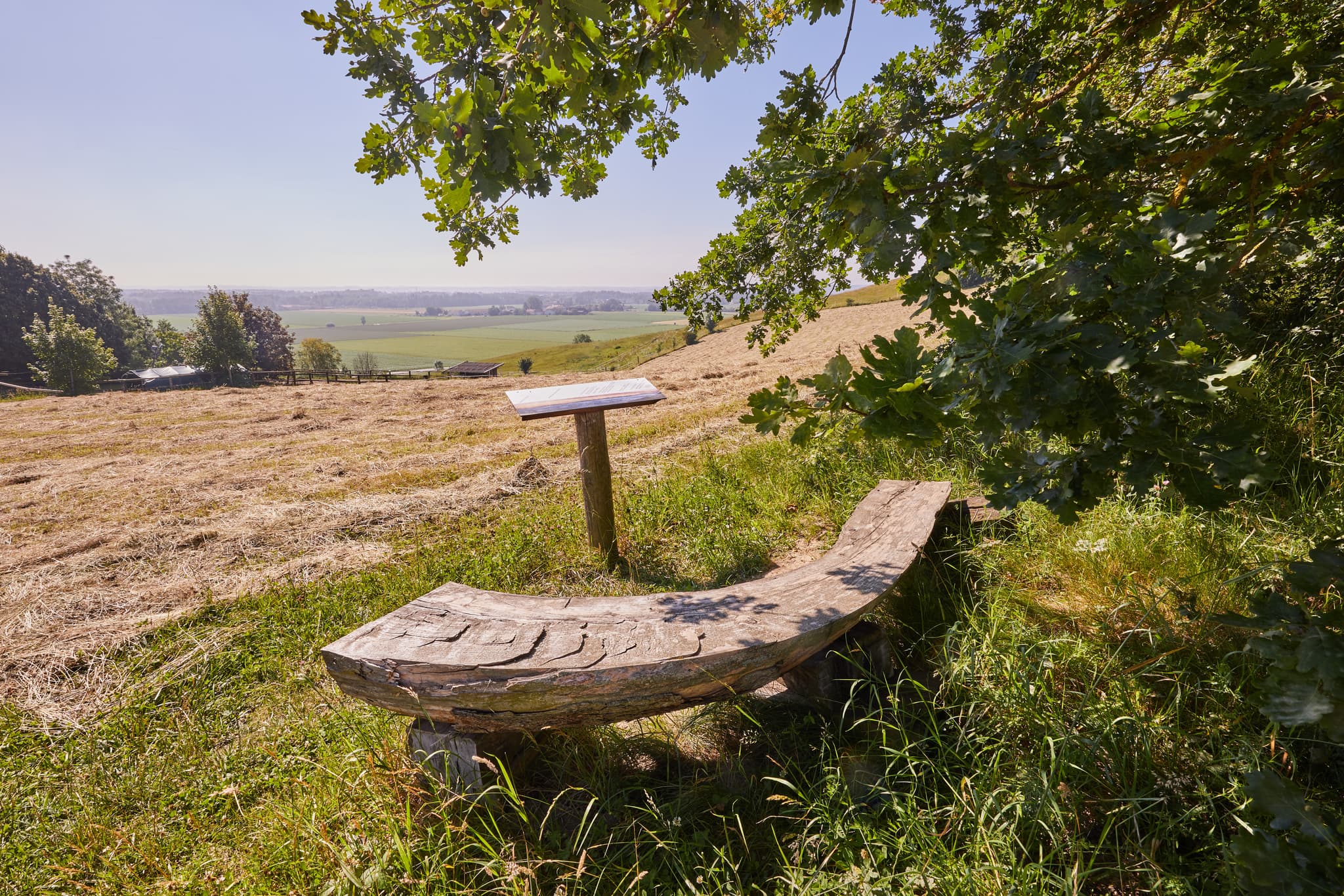 Glatzberg Aussicht Waldkraiburg, Heldenstein, Mühldorf - Holzbank auf dem Glatzberg in Heldenstein, Aussicht über Felder und Hügel des Landkreises Mühldorf am Inn, Oberbayern, Region Inn-Salzach, Deutschland.