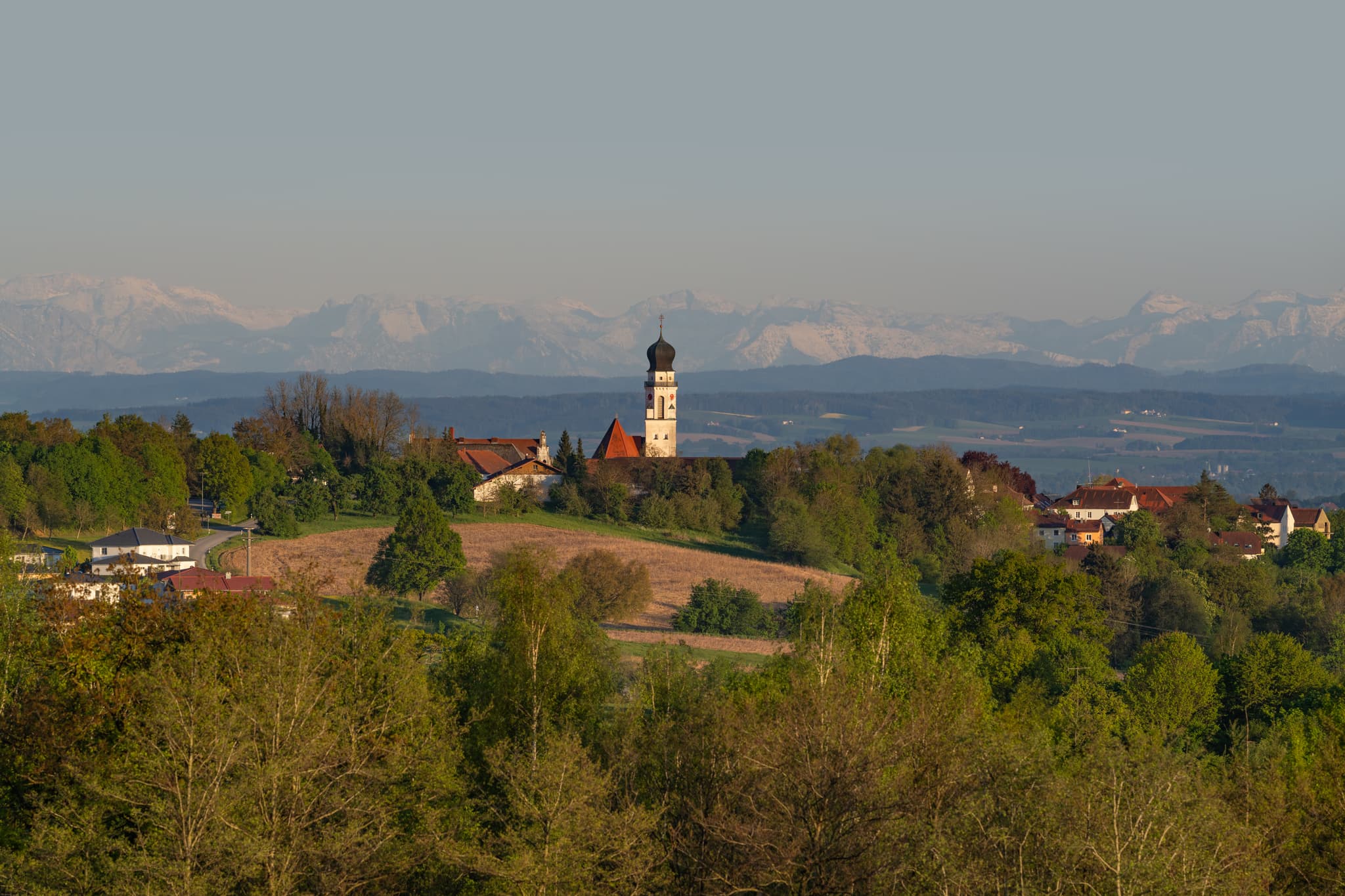 Golfodrom Aussicht Alpenblick, Bad Griesbach, Rottal - Panorama Blick vom Golfodrom auf Bad Griesbach im Rottal, Landkreis Passau, Niederbayern, Deutschland, mit den Alpen im Hintergrund.