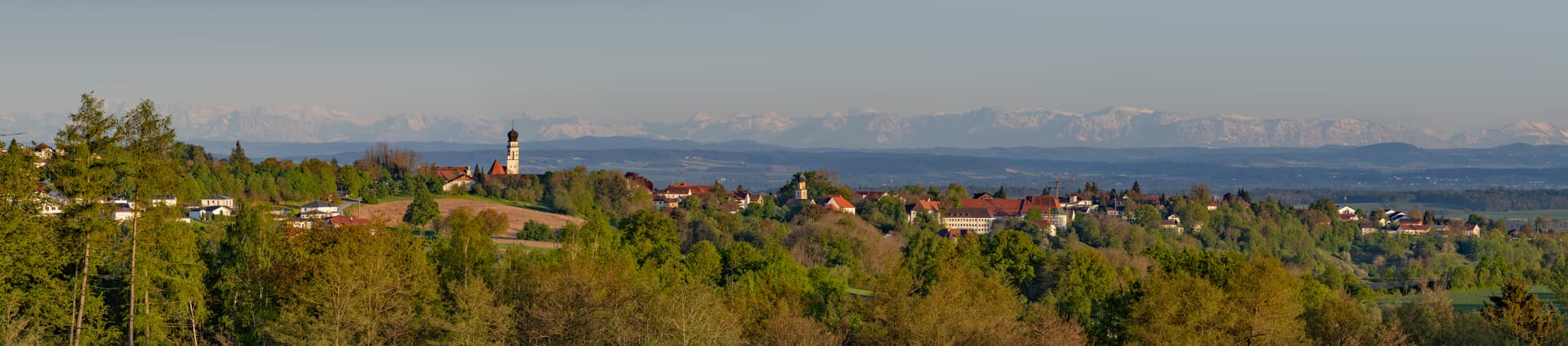 Golfodrom Aussicht Alpenblick, Bad Griesbach, Rottal - Panorama Blick vom Golfodrom auf Bad Griesbach im Rottal, Landkreis Passau, Niederbayern, Deutschland, mit den Alpen im Hintergrund.