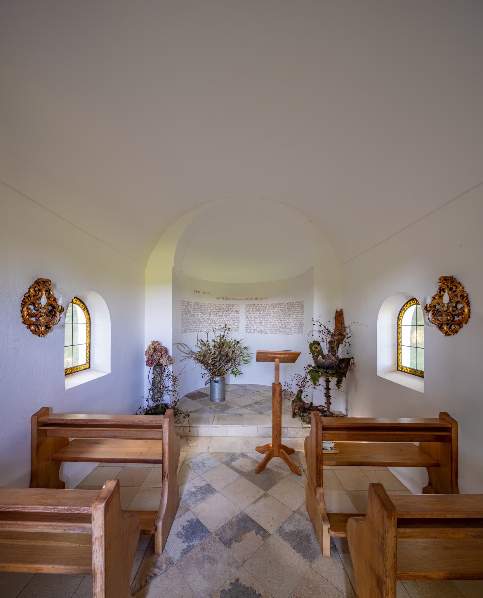 Golfplatz Kapelle, Pleiskirchen, Altötting - Waldkapelle am Golfplatz in Pleiskirchen, Landkreis Altötting, Oberbayern, Inn-Salzach, Bayern, Deutschland. Idyllisch gelegene Kapelle am Grün.