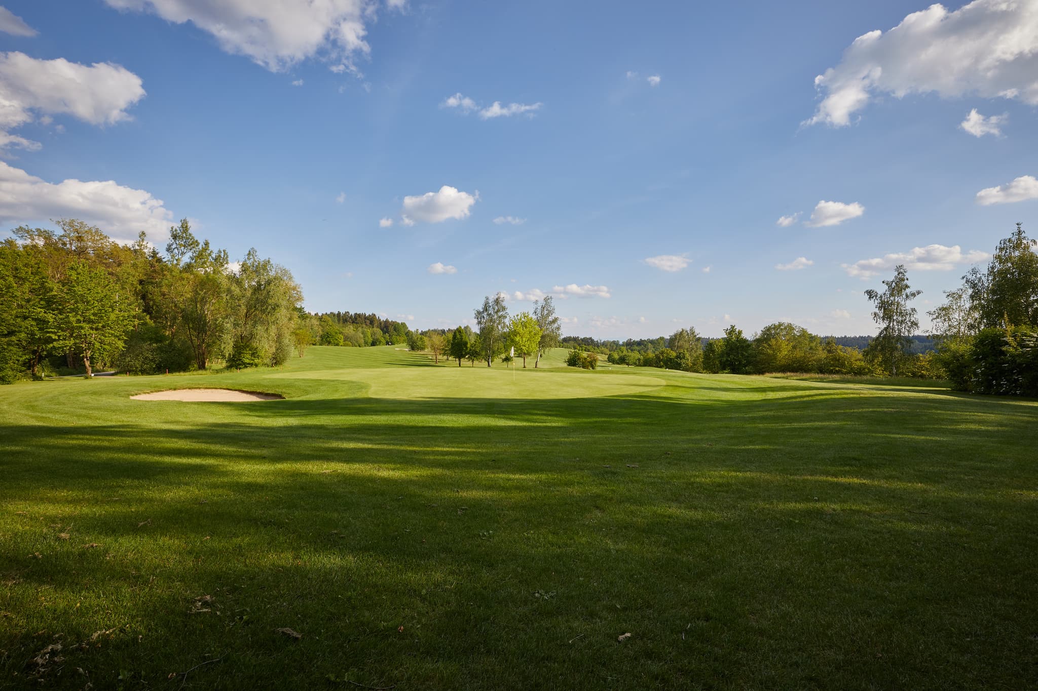 Golfplatz Pleiskirchen, vor Kapelle, Altötting - Golfplatzlandschaft in Pleiskirchen, Altötting, Oberbayern, Inn-Salzach, Bayern, Deutschland. Golfplatzes mit Grünflächen und Bäumen.