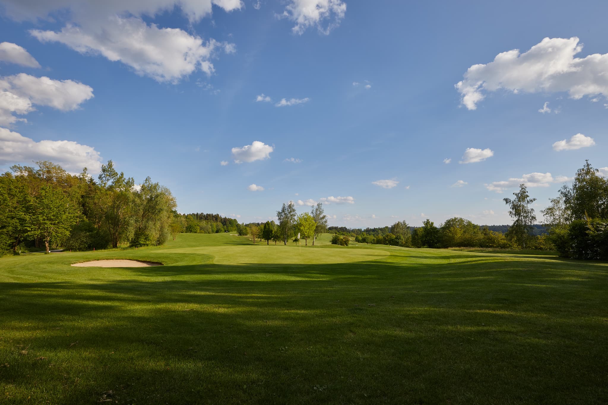 Golfplatz Pleiskirchen, vor Kapelle, Altötting - Golfplatzlandschaft in Pleiskirchen, Altötting, Oberbayern, Inn-Salzach, Bayern, Deutschland. Golfplatzes mit Grünflächen und Bäumen.