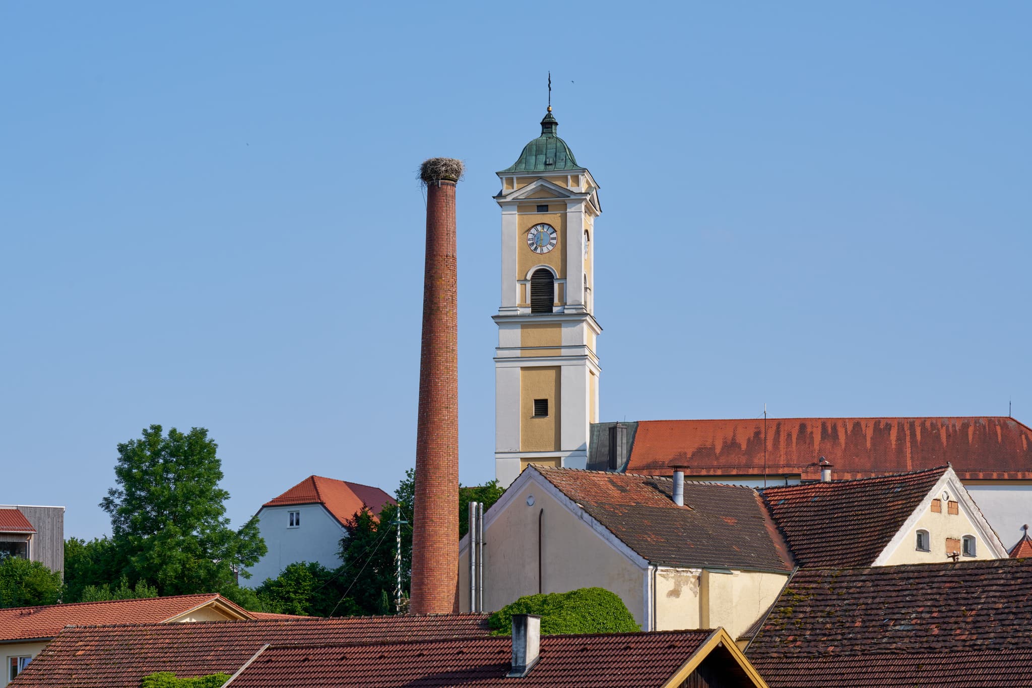 Graf Arco Turm Storchennest, Bad Birnbach, PAN, Bäderdreieck - Blick auf den Graf Arco Turm mit Storchennest in Bad Birnbach, Rottal-Inn, Niederbayern. Kirchturm und Dächer dieser deutschen Bäderdreieck-Region.