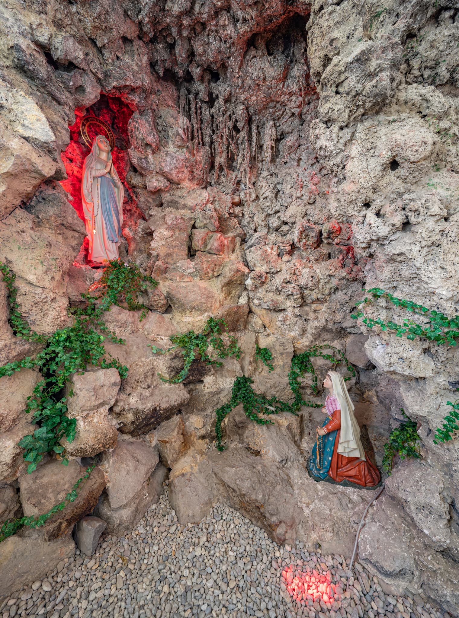 Grotte mit Marienstatue, Rottal-Inn, Niederbayern - Grotte mit Marienstatue in Kirche, Unterdietfurt. Im Landkreis Rottal-Inn, Niederbayern, Deutschland, im Holzland gelegen. Zeigt spirituelle Atmosphäre.