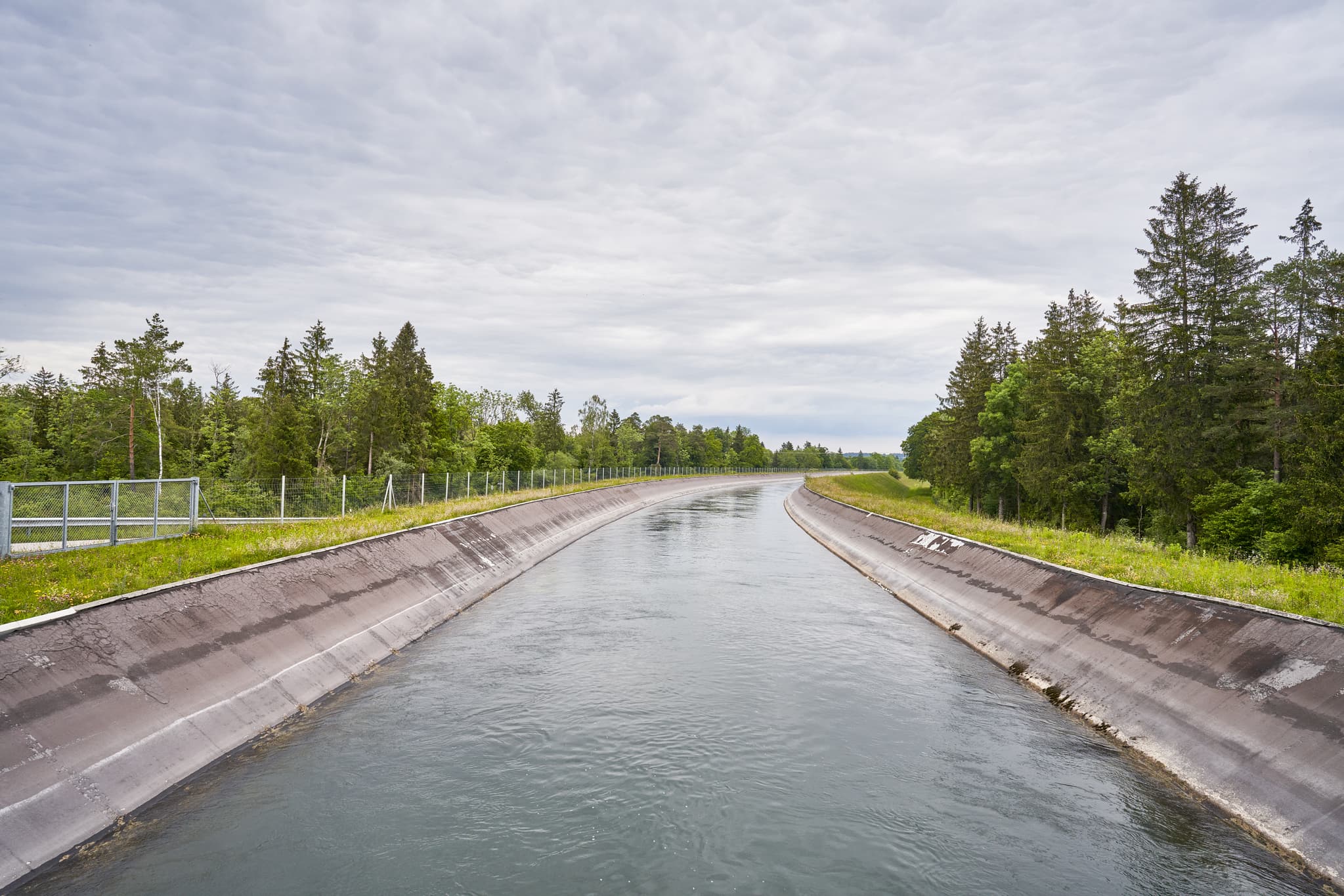 Gufflham Alzkanal Brücke, Burgkirchen, Altötting, Oberbayern - Der Alz Kanal in Gufflham, Burgkirchen, Altötting, Oberbayern. Eine betonierte Wasserstraße, gesäumt von Ufern und Bäumen, Region Inn-Salzach.