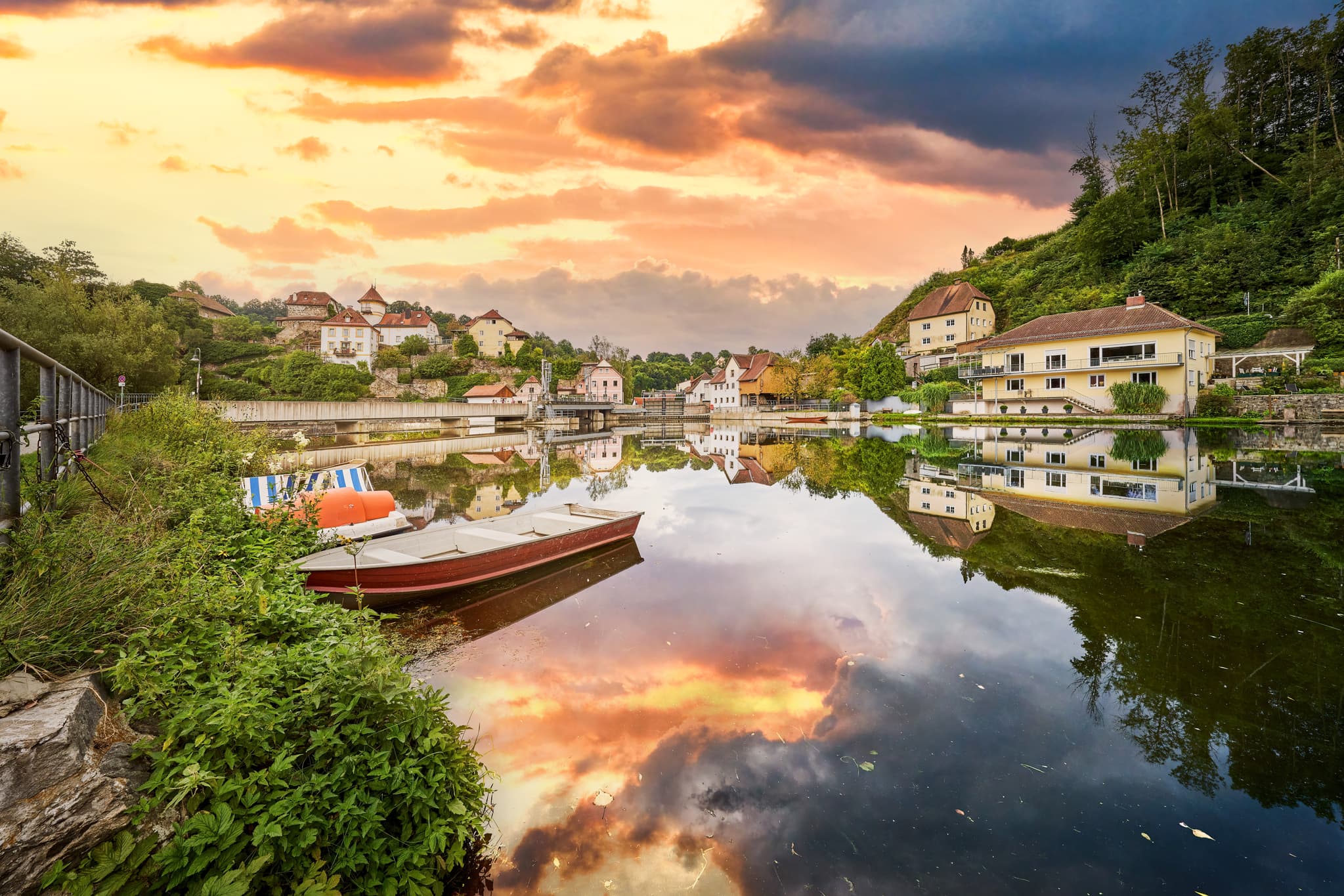 Hals und Ilz bei Passau, Sonnenuntergang   Bayerischer Wald - Sonnenuntergang über Hals Ilz in Niederbayern, Deutschland. Wunderschöne Spiegelung im Fluss, Bayerischer Wald.  Erleben Sie die Region Passau.
