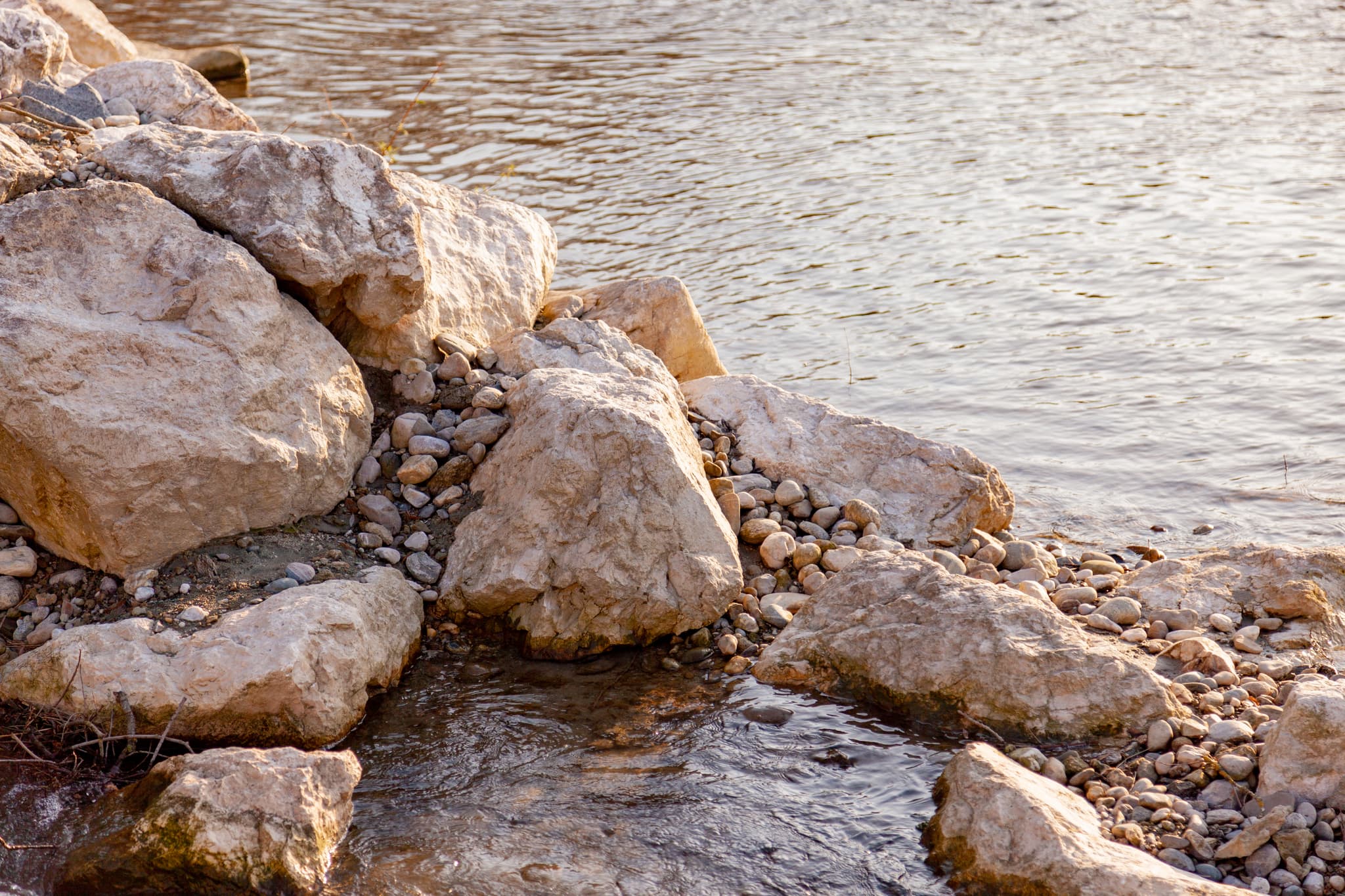 Hammerbach Mündung am Inn, Landschaft, Mühldorf, Oberbayern - Uferlandschaft am Inn, Mühldorf am Inn, Oberbayern. Detailansicht der Natur in der Inn-Salzach Region, Deutschland.