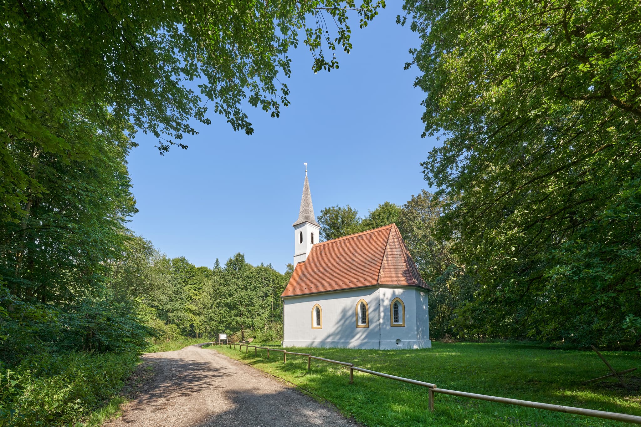 Hampersberg, Erharting, Mühldorf am Inn, Oberbayern - Die Kapelle Hampersberg in Erharting, Landkreis Mühldorf am Inn, Oberbayern. Region Inn-Salzach, Deutschland, umgeben von grüner Natur.
