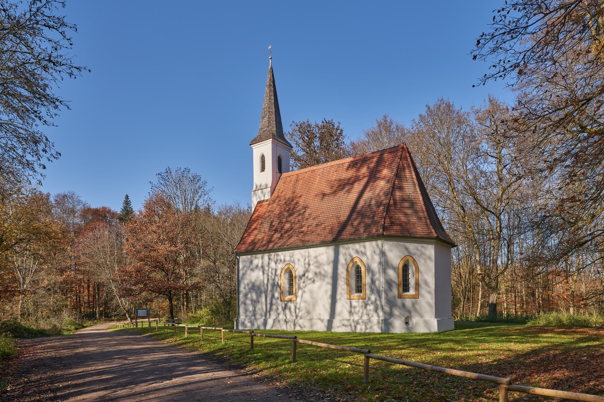 Hampersberg Herbst bei Erharting, Mühldorf am Inn - Entdecken Sie den Hampersberg im Herbst bei Erharting im Landkreis Mühldorf am Inn, Oberbayern, Deutschland.