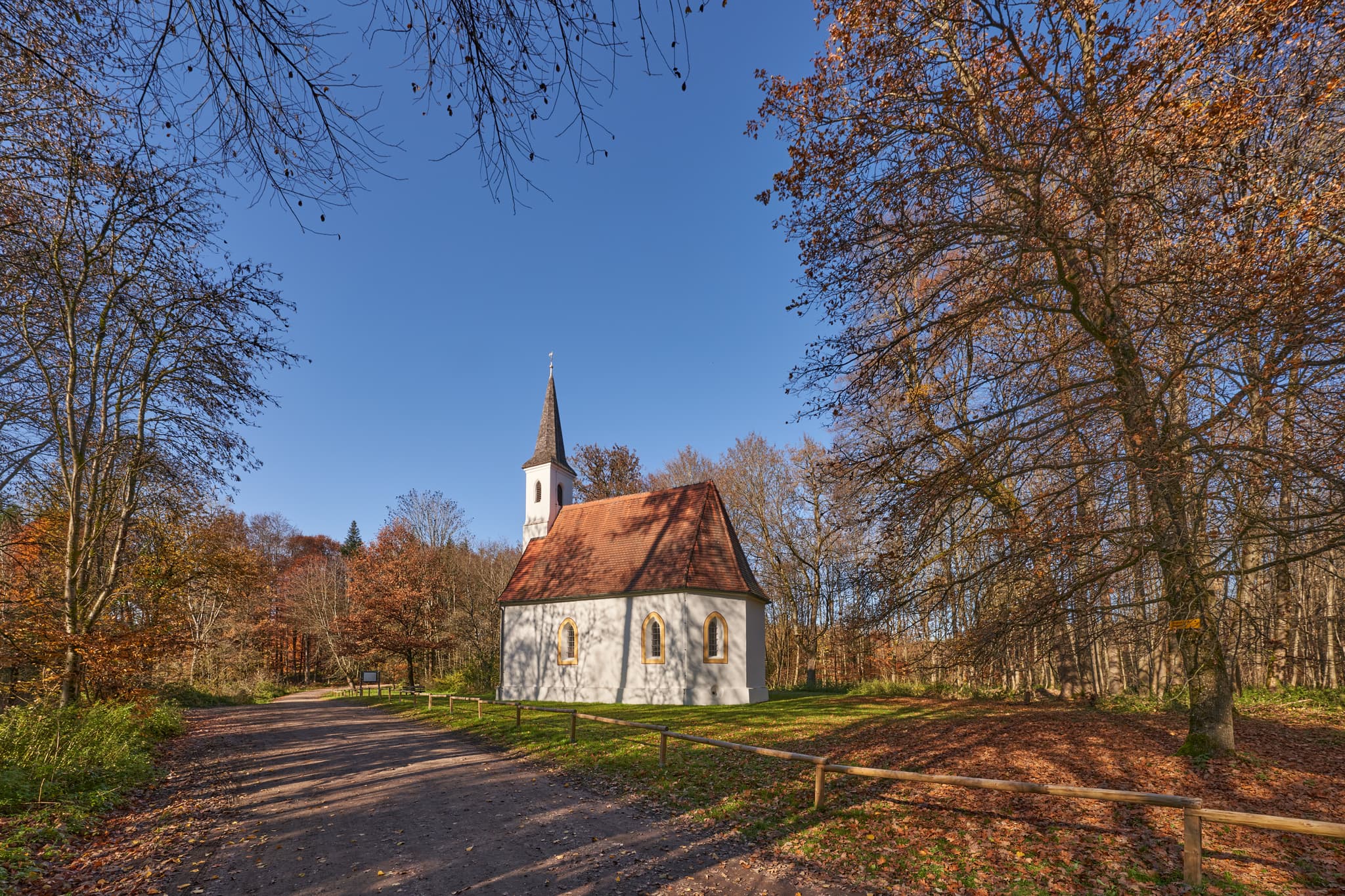 Hampersberg Herbst, Erharting, Mühldorf am Inn - Idyllischer Hampersberg Herbst in Erharting, Mühldorf am Inn, Oberbayern. Die Region Inn-Salzach in Deutschland zeigt sich von ihrer schönsten Seite.