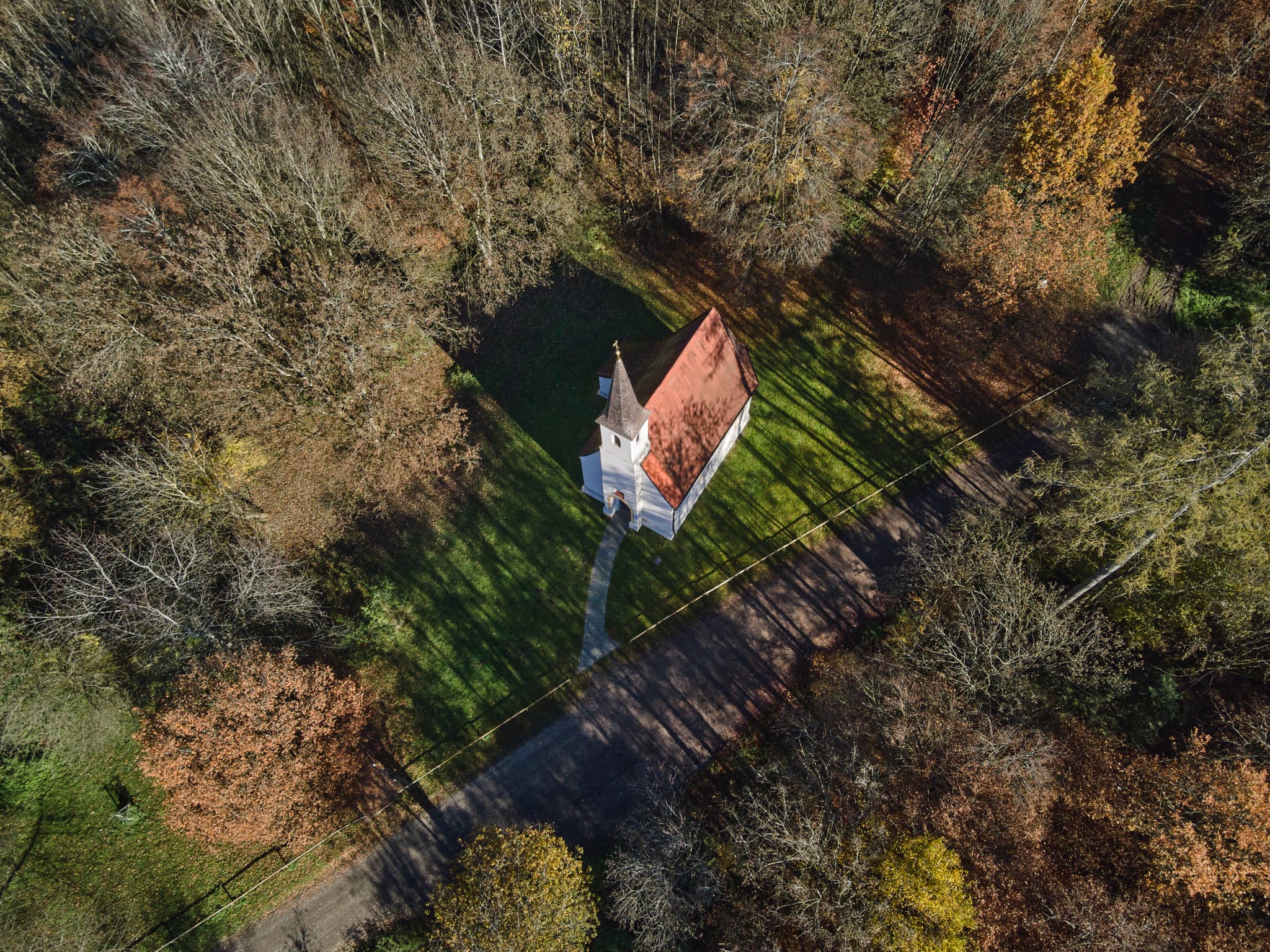 Hampersberg Herbst Erharting, Mühldorf am Inn, Oberbayern - Herbstliche Luftaufnahme der Kapelle Hampersberg in Erharting, Landkreis Mühldorf am Inn, Oberbayern, Inn-Salzach. Ein idyllisches Motiv aus Deutschland.