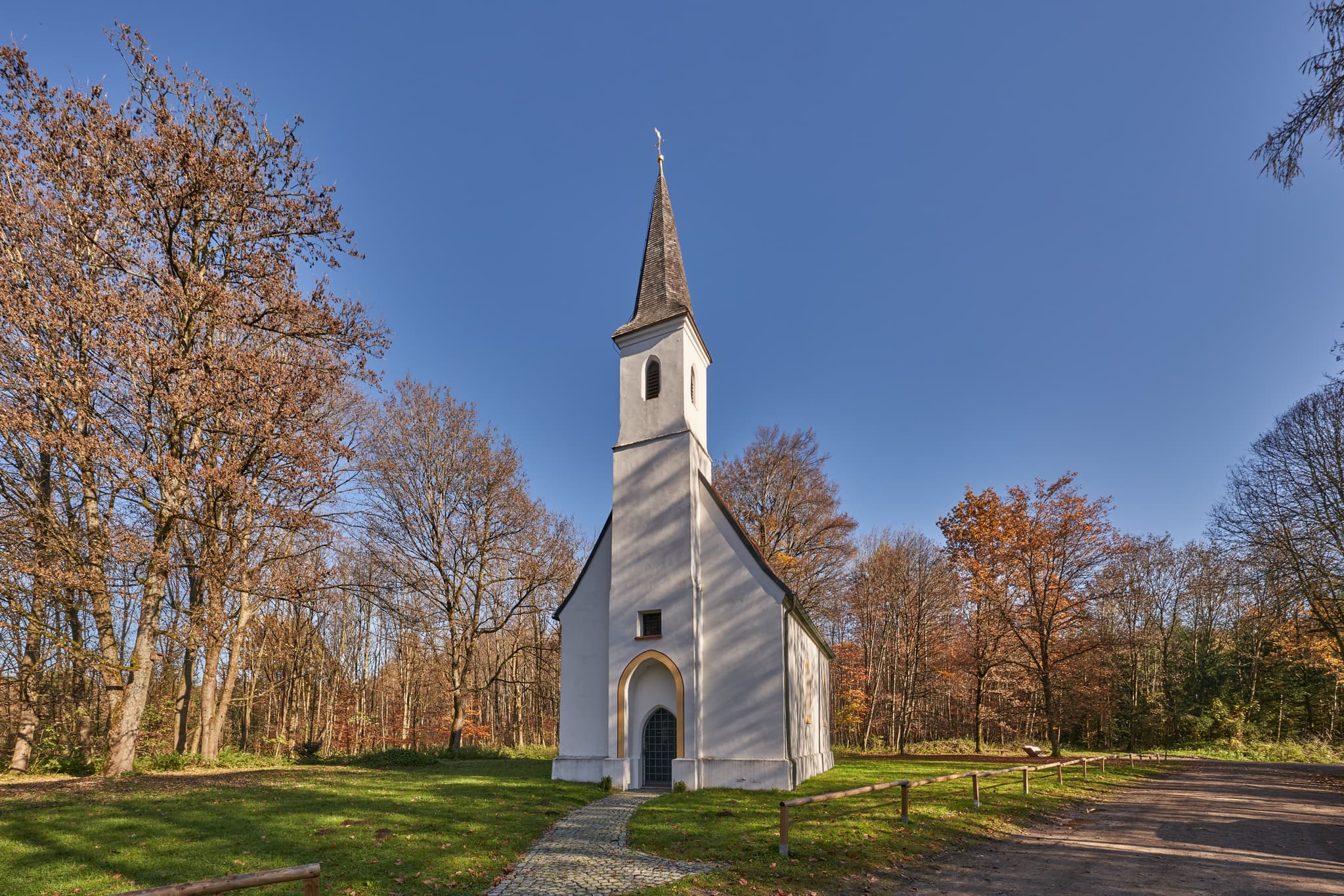 Hampersberg Herbst Erharting, Mühldorf, Oberbayern - Herbstliche Ansicht des Hampersbergs in Erharting, Landkreis Mühldorf, Oberbayern, Deutschland. Das Bild zeigt die idyllische Landschaft der Region Inn-Salzach.