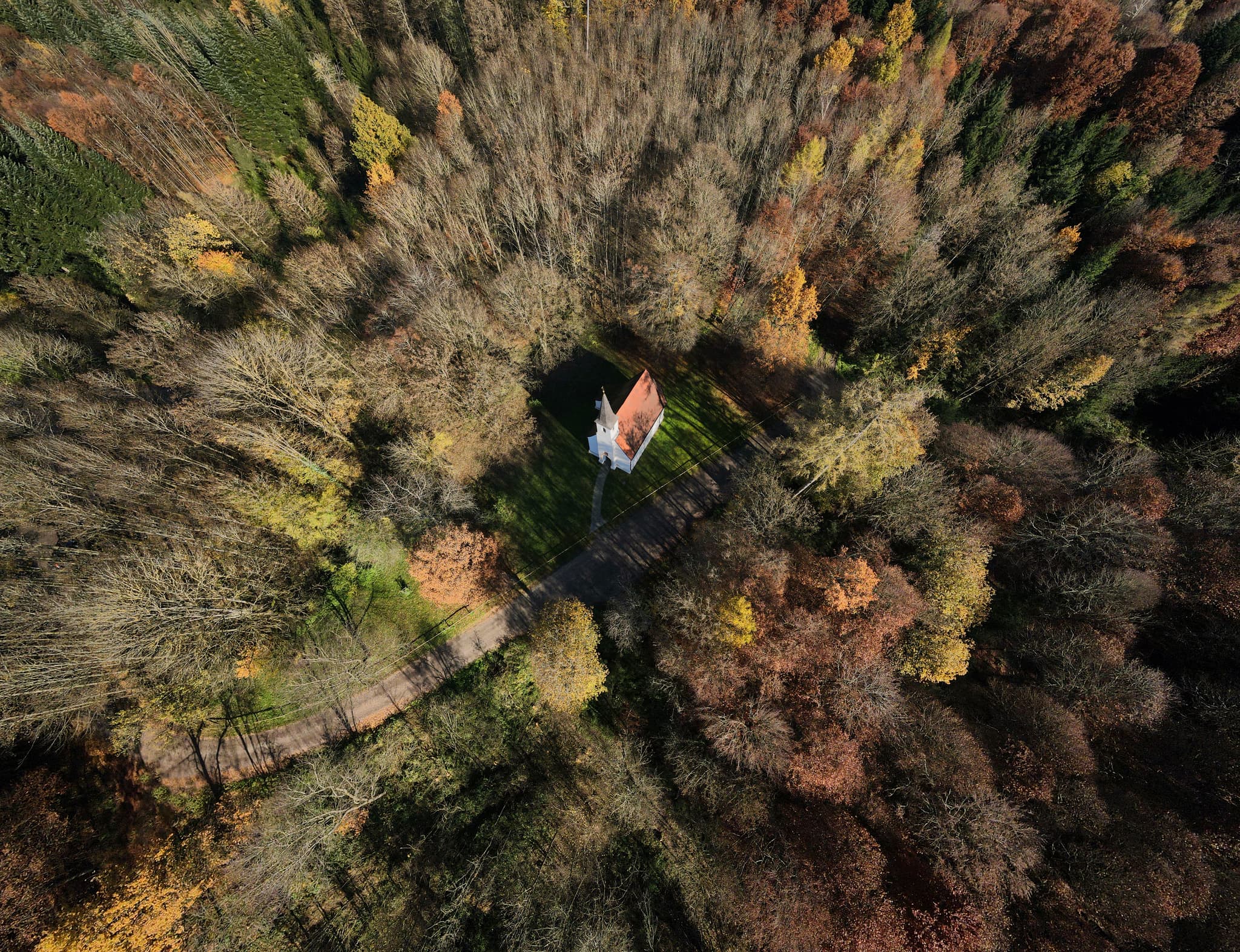 Hampersberg im Herbst, Erharting, Mühldorf am Inn - Luftaufnahme des malerischen Hampersbergs im Herbst in Erharting, Landkreis Mühldorf am Inn. Dieses schöne Motiv liegt in der Region Inn-Salzach, Oberbayern.