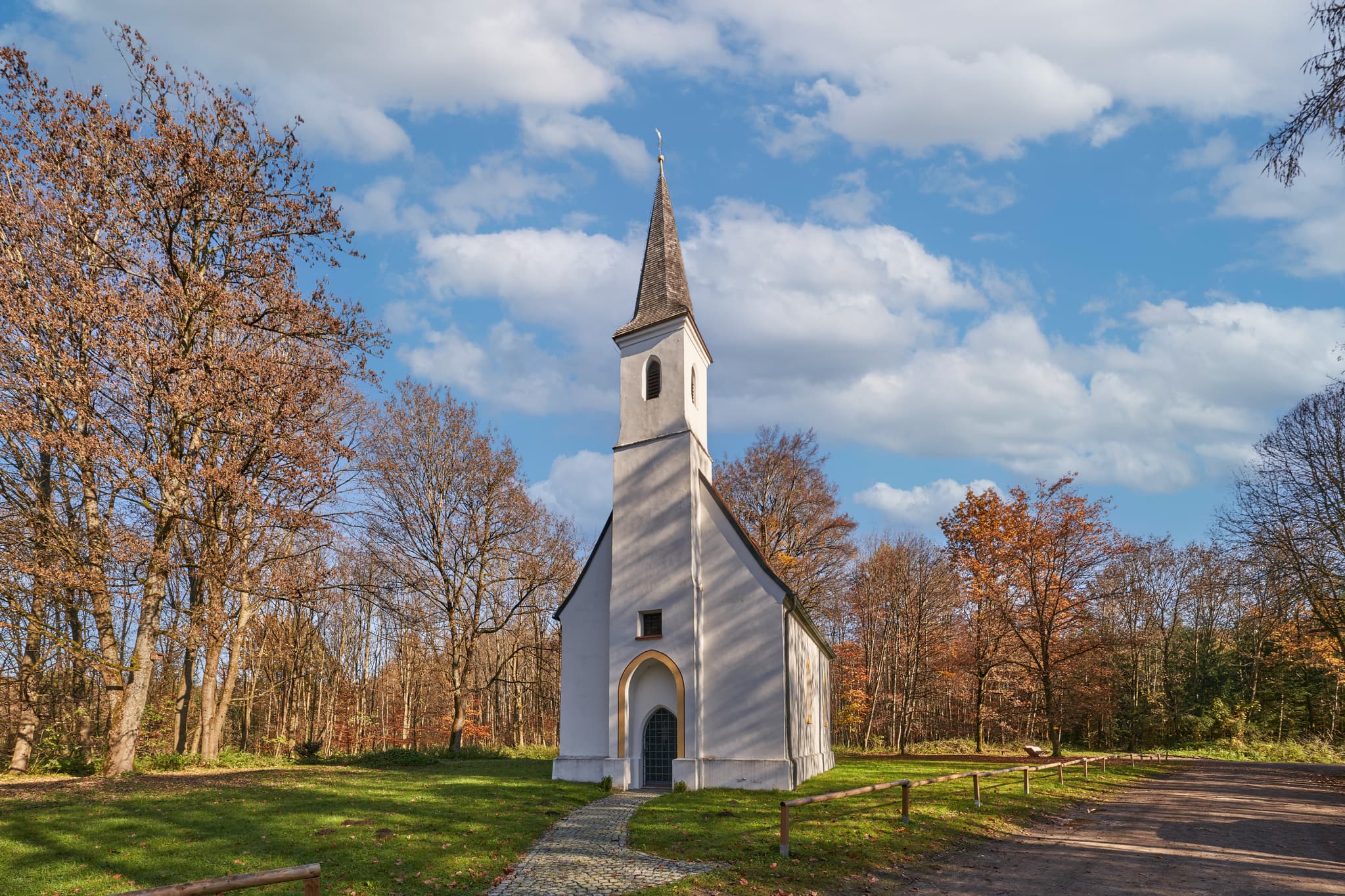Hampersberg im Herbst, Erharting, Mühldorf am Inn - Herrliche Herbstaufnahme vom Hampersberg bei Erharting im Landkreis Mühldorf am Inn, Oberbayern, Region Inn-Salzach, Deutschland. Ein idyllischer Ort.