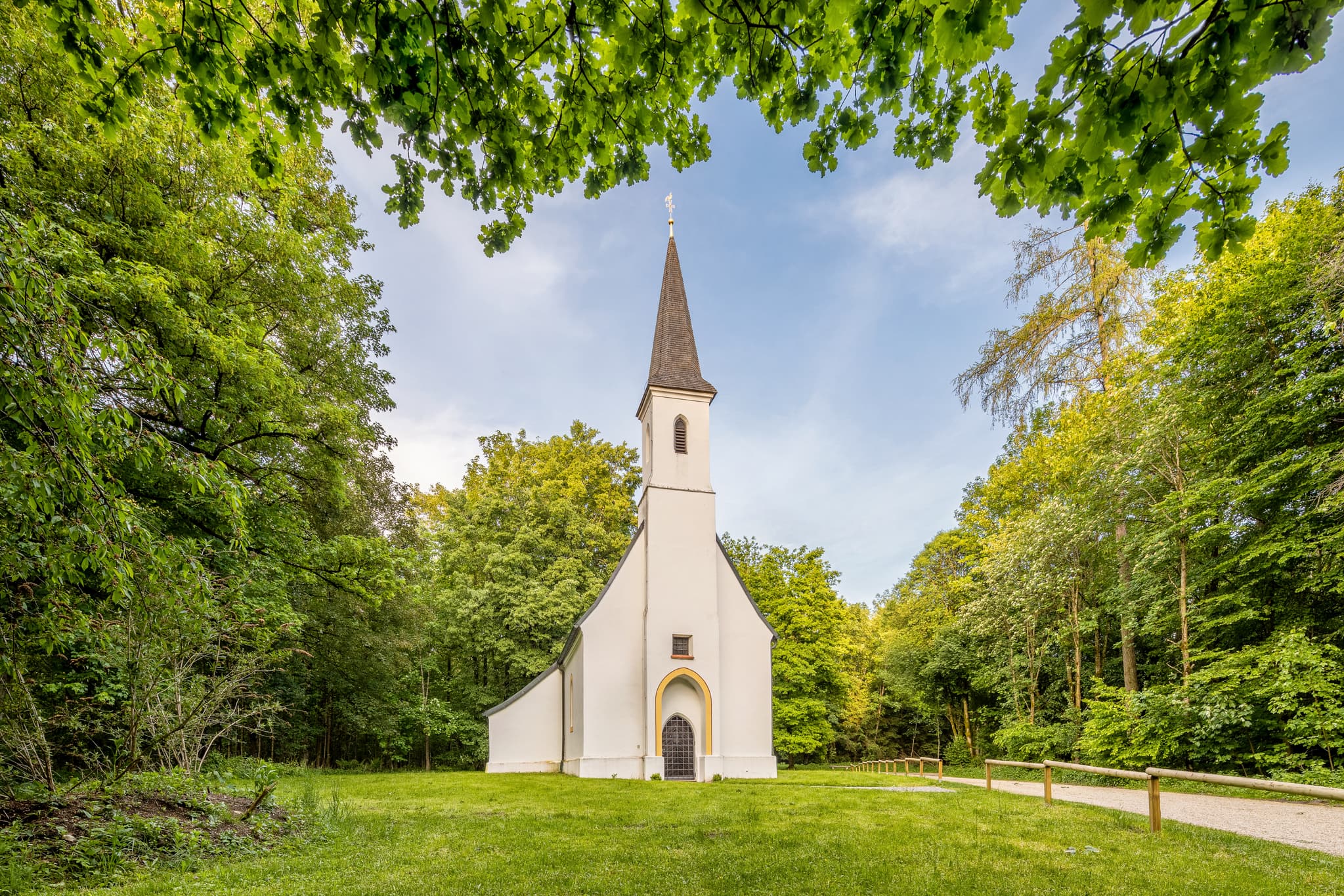 Hampersberg Kapelle, Erharting, Mühldorf am Inn - Idyllische Hampersberg Kapelle in Erharting, Landkreis Mühldorf am Inn, Oberbayern. Eine malerische Sehenswürdigkeit in der Region Inn-Salzach, Deutschland.