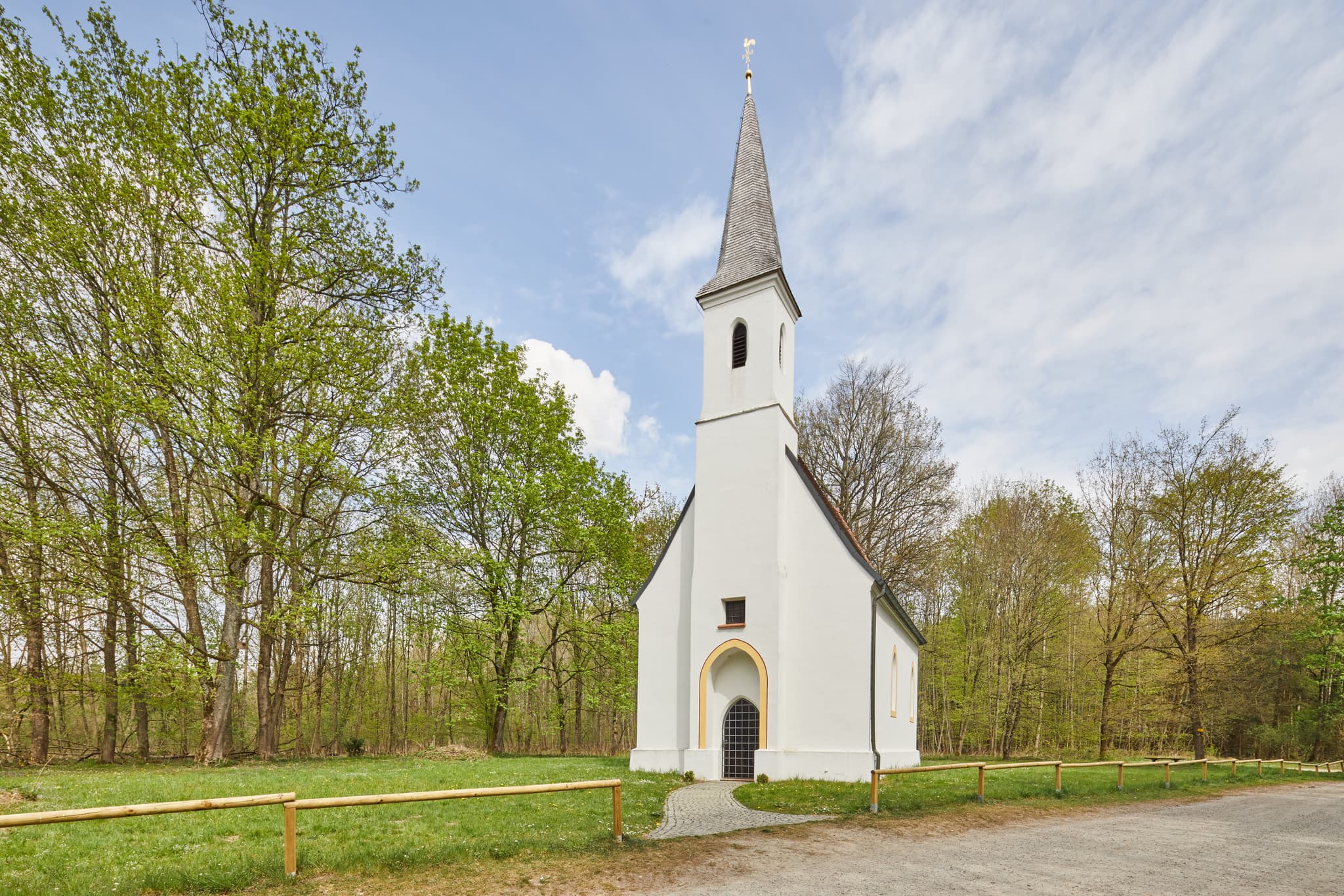 Hampersberg Kirche Außen, Erharting, Mühldorf am Inn - Die Hampersberg Kirche in Erharting, Landkreis Mühldorf am Inn, Oberbayern, Deutschland, gelegen in der Region Inn-Salzach. Eine  Außenansicht dieser Kapelle.