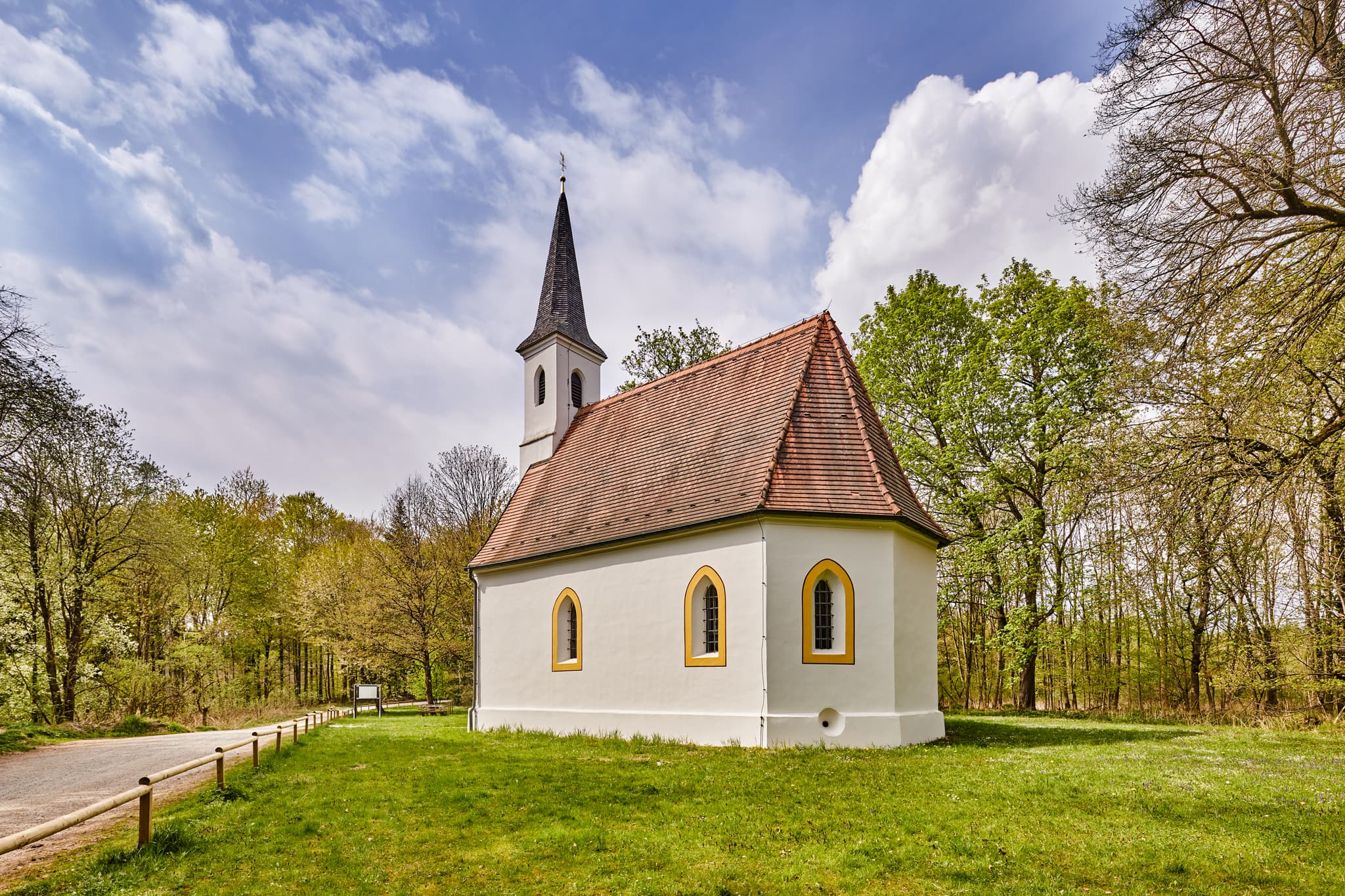 Hampersberg Kirche Außen, Erharting Mühldorf am Inn - Die Hampersberg Kirche außen in Erharting, Landkreis Mühldorf am Inn, Oberbayern, ist ein beeindruckendes Fotomotiv der Region Inn-Salzach in Deutschland.