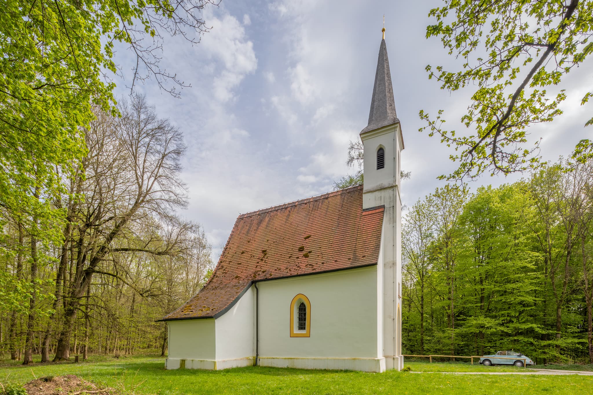 Hampersberg Kirche Erharting, Mühldorf am Inn, Oberbayern - Die Hampersberg Kirche in Erharting, Landkreis Mühldorf am Inn, Oberbayern. Eine malerische Kirche in der Region Inn-Salzach, Deutschland.