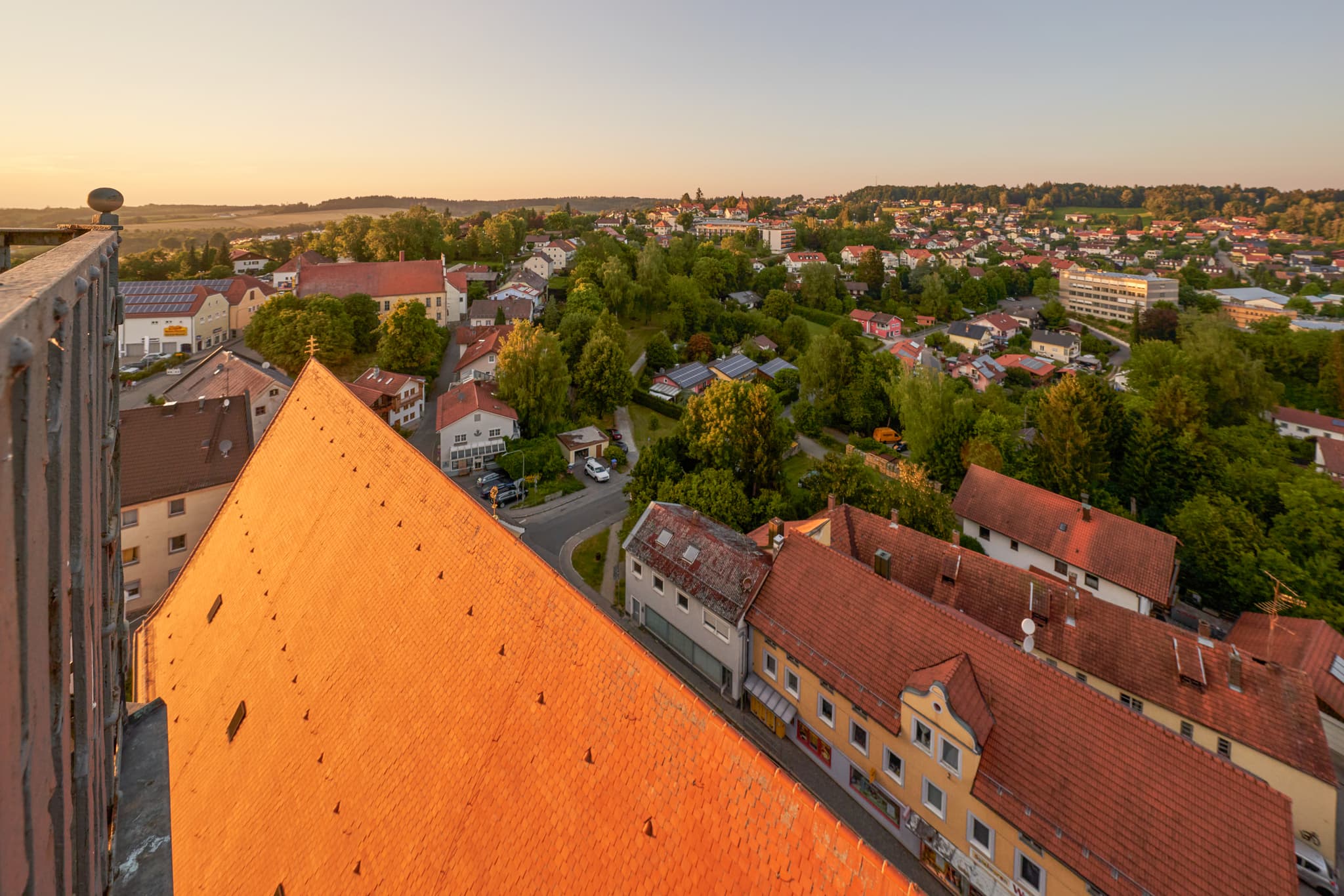 Heilige Familie Aussicht, Bad Griesbach, Passau - Aussicht von der Pfarrkirche Heilige Familie in Bad Griesbach, Landkreis Passau, Niederbayern, Bayern, Deutschland. Teil der Stadt mit Kirchendach