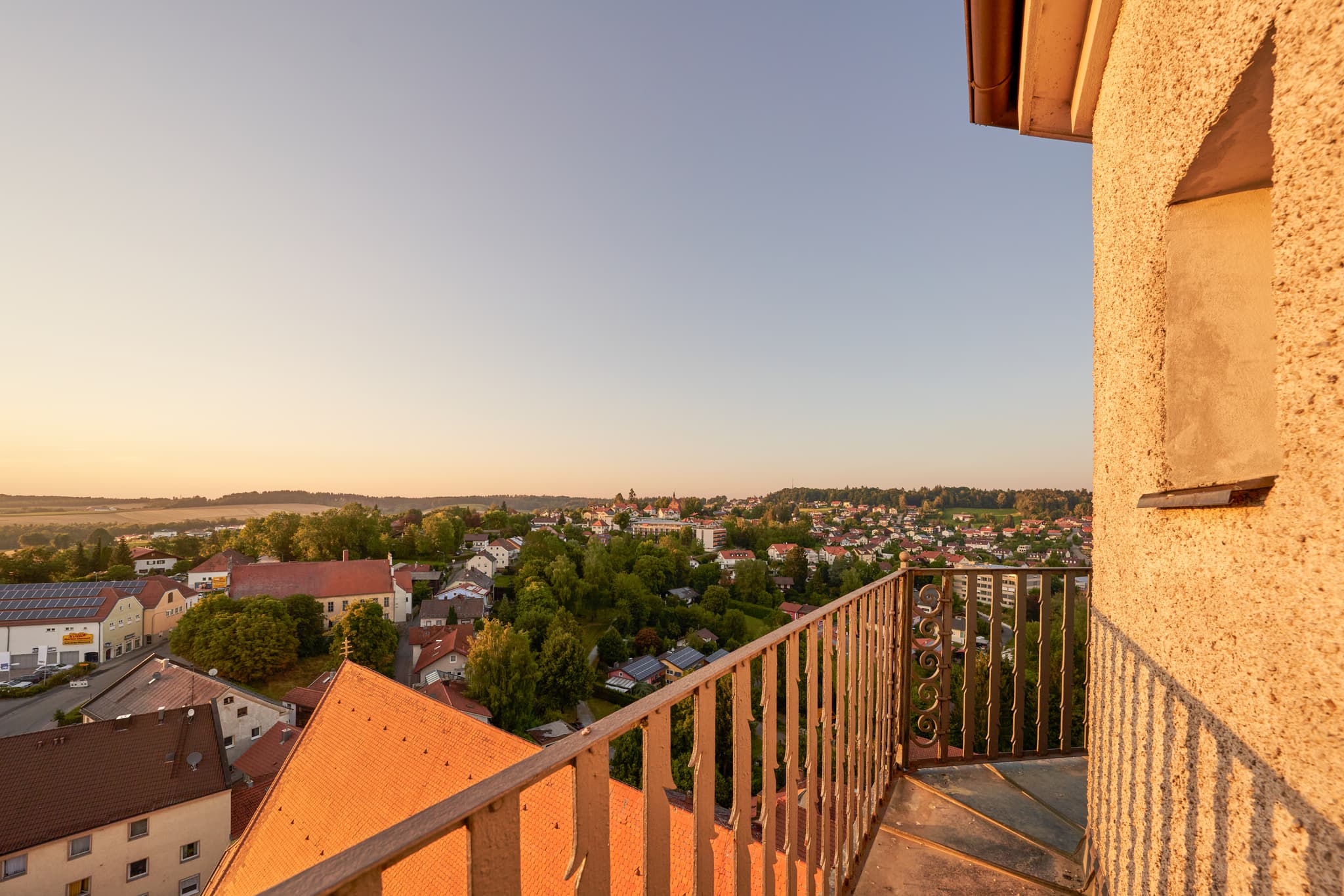 Heilige Familie Aussicht, Bad Griesbach, Passau - Aussicht von der Pfarrkirche Heilige Familie in Bad Griesbach, Landkreis Passau, Niederbayern, Bayern, Deutschland. Teil der Stadt mit Kirchendach