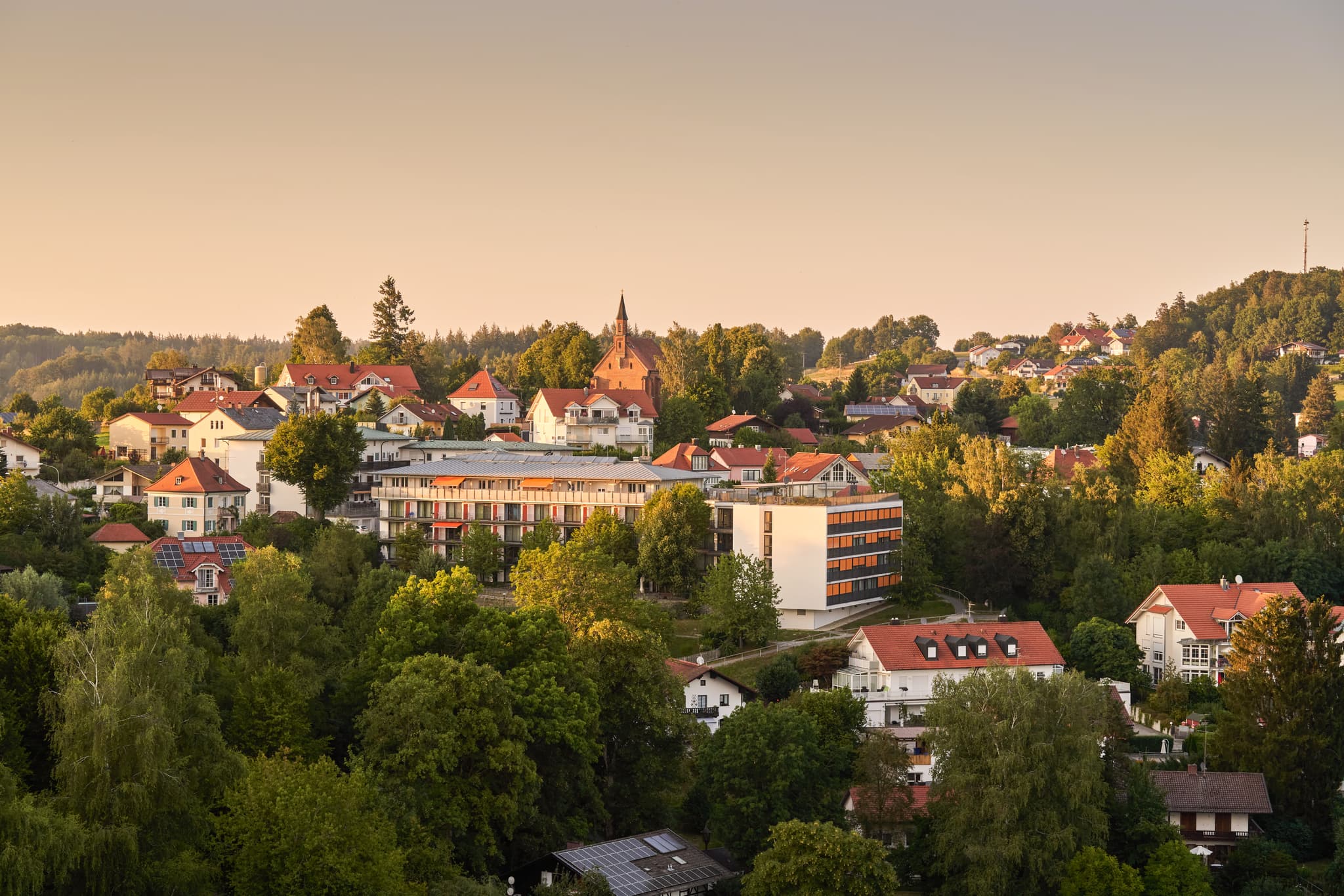 Heilige Familie Aussicht, Kronberg, Bad Griesbach, Passau - Aussicht auf die Stadt Bad Griesbach von der Pfarrkirche Heilige Familie. Niederbayern, Niederbayern, Inn-Salzach, Bayern, Deutschland, Kronberger Kirche