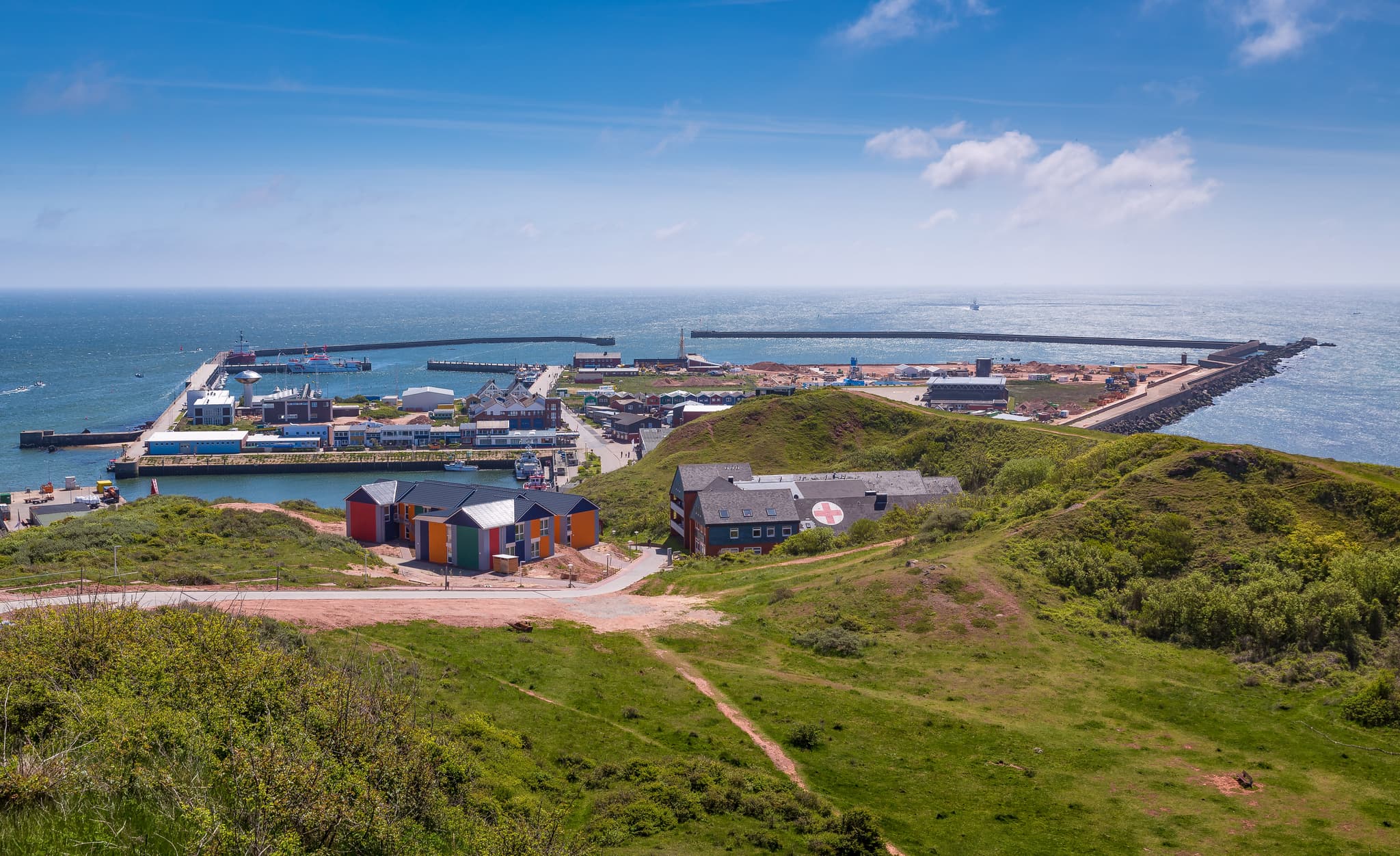 Helgoland Hafen, Pinneberg, Schleswig-Holstein - Blick über den Helgoland Hafen mit farbenfrohen Häusern auf Helgoland, Landkreis Pinneberg, Schleswig-Holstein. Die Region Holstein in Deutschland.