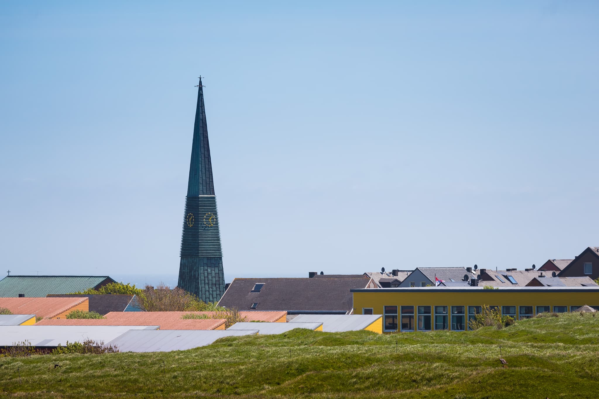Helgoland Kirche, Helgoland, Pinneberg, Schleswig-Holstein - Die Helgoland Kirche und umliegende Gebäude auf der Insel Helgoland. Diese Nordseeinsel liegt im Landkreis Pinneberg, Schleswig-Holstein, Deutschland.