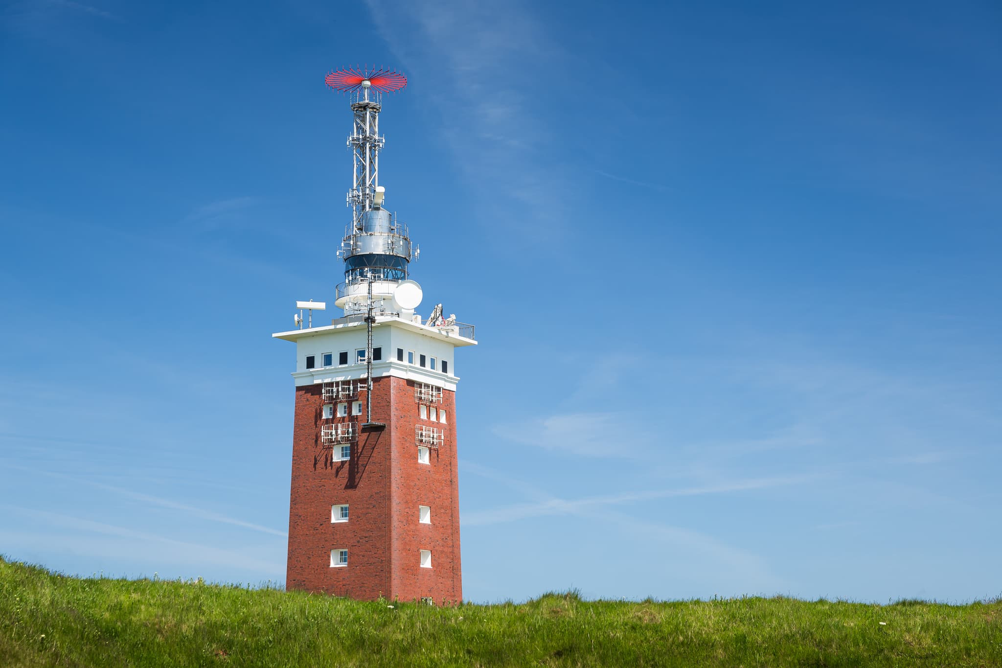 Helgoland Tower 2, Helgoland, Pinneberg, Schleswig-Holstein - Helgoland Tower, ein Backstein-Leuchtturm auf Helgoland, Kreis Pinneberg an der Nordseeküste in Schleswig-Holstein, Deutschland, unter strahlend blauem Himmel.