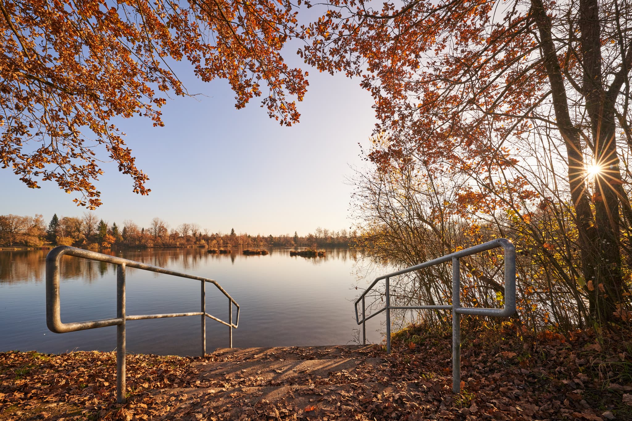 Herbst am Waldsee Lago, Kirchdorf am Inn, PAN, Niederbayern - Herbstliche Szene am Waldsee Lago, Kirchdorf am Inn, Rottal-Inn, Niederbayern. Ruhiger See mit buntem Laub an Bäumen und am Ufer.