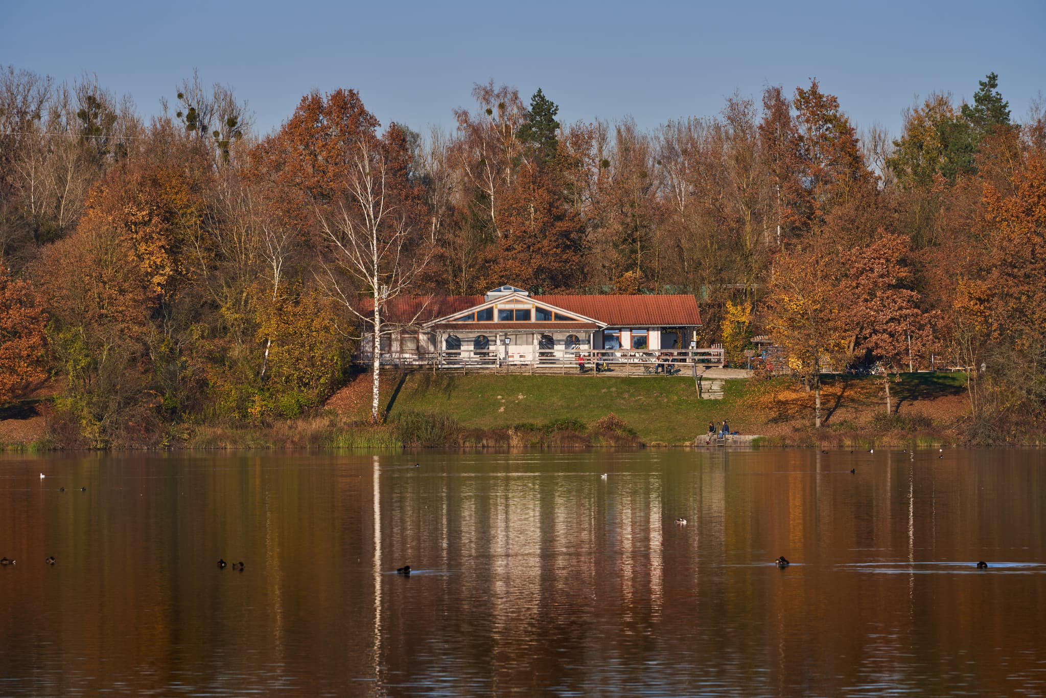 Herbst am Waldsee Lago, PAN, Niederbayern, Holzland - Herbstliche Szene am Waldsee Lago, Kirchdorf am Inn, Rottal-Inn, Niederbayern. Ein Gebäude und Bäume spiegeln sich im See.