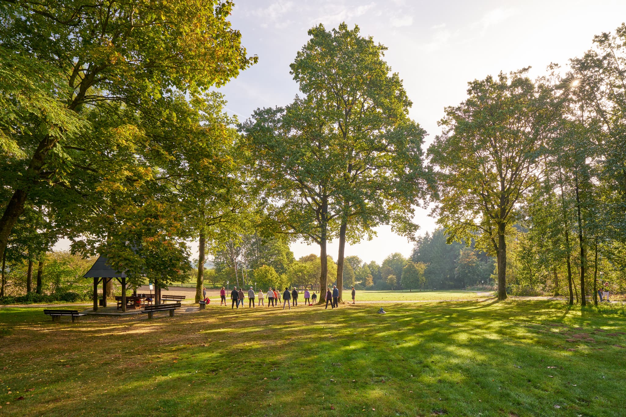 Herbst im Kurpark, Ballonplatz, Bad Griesbach, Niederbayern - Herbstliche Impressionen vom Kurpark Ballonplatz in Bad Griesbach, Landkreis Passau, Niederbayern, Deutschland. Eine Gruppe genießt den sonnigen Tag im Kurpark.