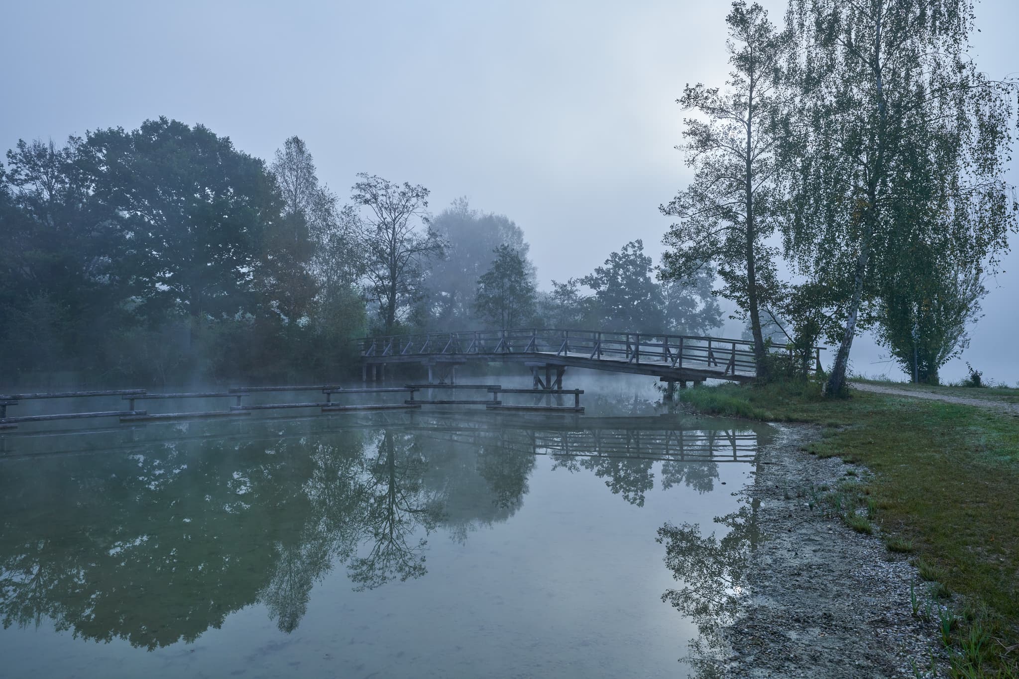 Herbst Morgennebel, Badesee, Altötting, Oberbayern - Badesee in Marktl, Landkreis Altötting, Oberbayern, Deutschland, im morgendlichen Herbstnebel. Die Inn-Salzach Landschaft mit See, Bäumen und Brücke.