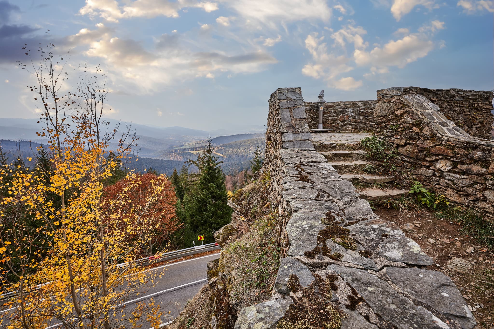 Hindenburgkanzel, Lohberg, Cham, Oberpfalz, Bayerischer Wald - Die Hindenburgkanzel bei Lohberg im Landkreis Cham, Oberpfalz, bietet weiten Blick über den Bayerwald. Steinplattform mit Stufen.