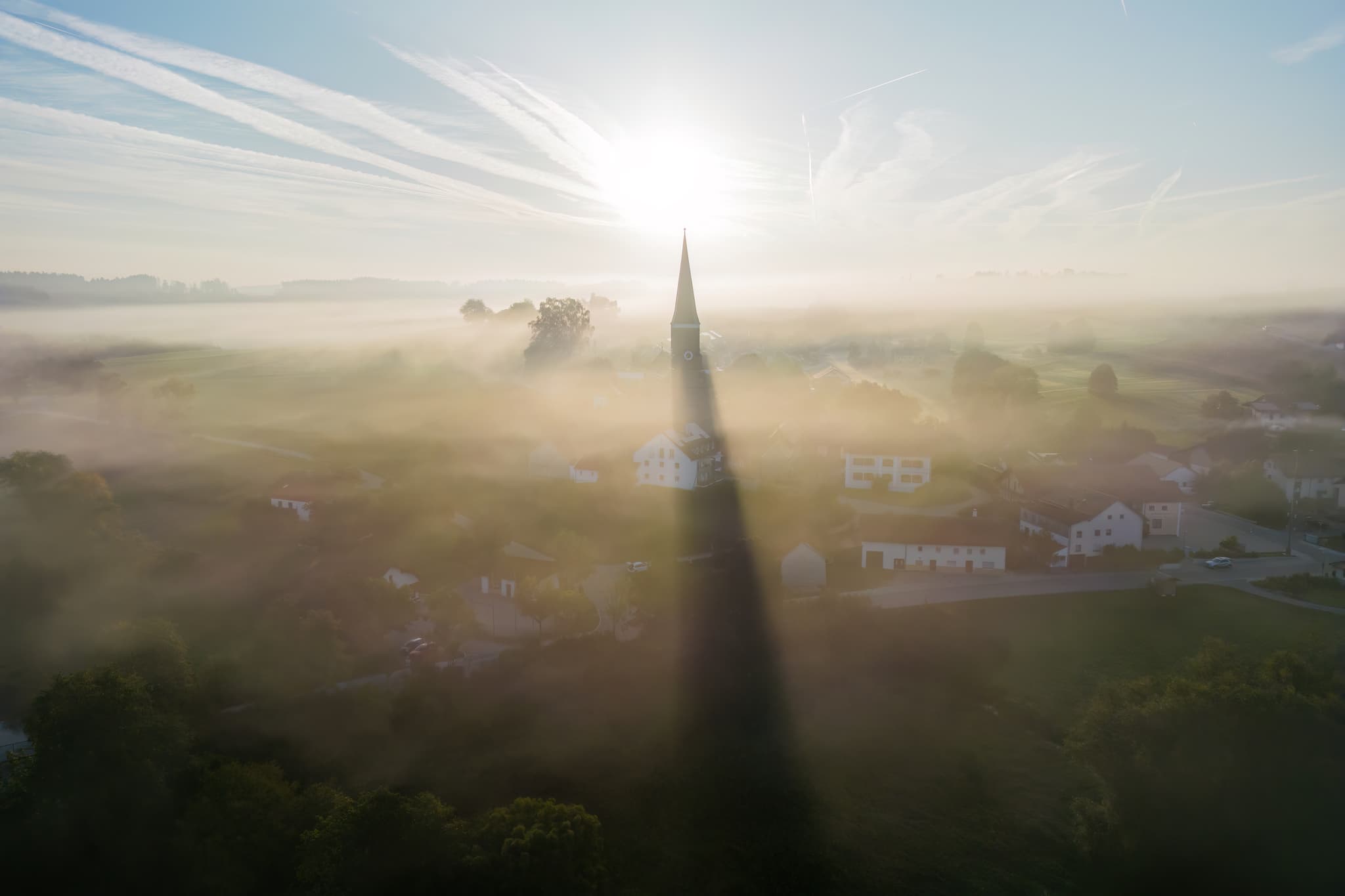 Hirschhorn, Luftbild im Herbst bei Sonnenaufgang, Rottal-Inn - Luftbild von Hirschhorn in Wurmannsquick, Landkreis Rottal-Inn, Niederbayern, Deutschland. Dorf und Kirche im Morgennebel. Sonnenaufgang im Herbst im Holzland.