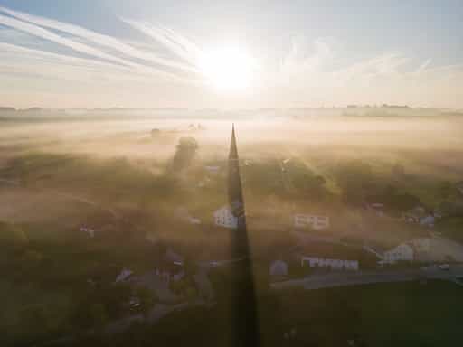 Hirschhorn, Luftbild im Herbst bei Sonnenaufgang, Rottal-Inn