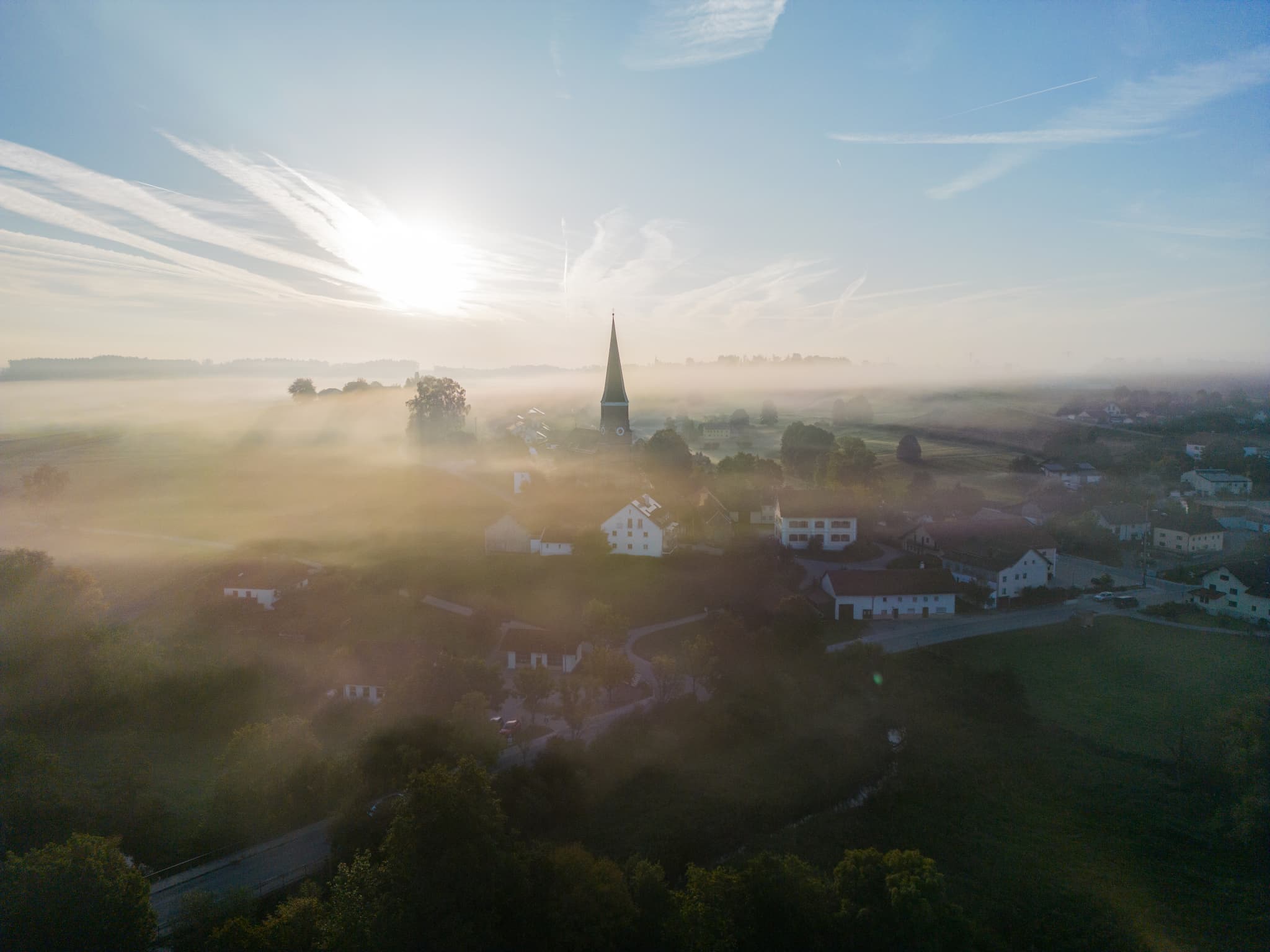 Hirschhorn, Luftbild im Herbst bei Sonnenaufgang, Rottal-Inn - Luftbild von Hirschhorn in Wurmannsquick, Landkreis Rottal-Inn, Niederbayern, Deutschland. Dorf und Kirche im Morgennebel. Sonnenaufgang im Herbst im Holzland.