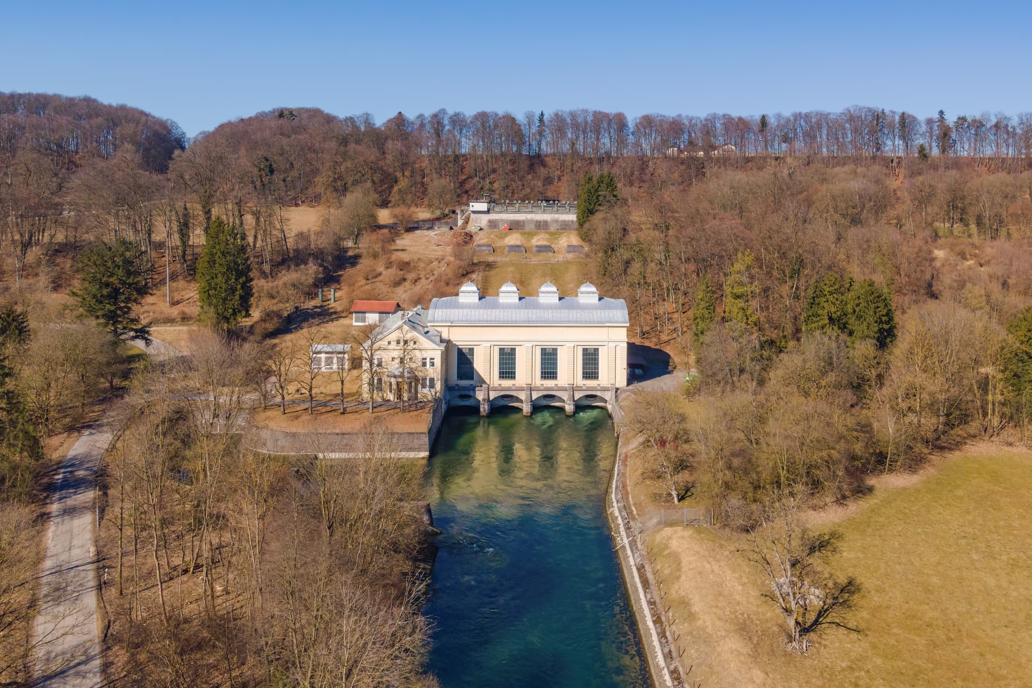 Hirten Alz Kraftwerk Luftbild, Burgkirchen, AÖ, Oberbayern - Luftbild des Alz-Kraftwerks in Hirten, Burgkirchen, Landkreis Altötting, Oberbayern, Inn-Salzach, Deutschland.